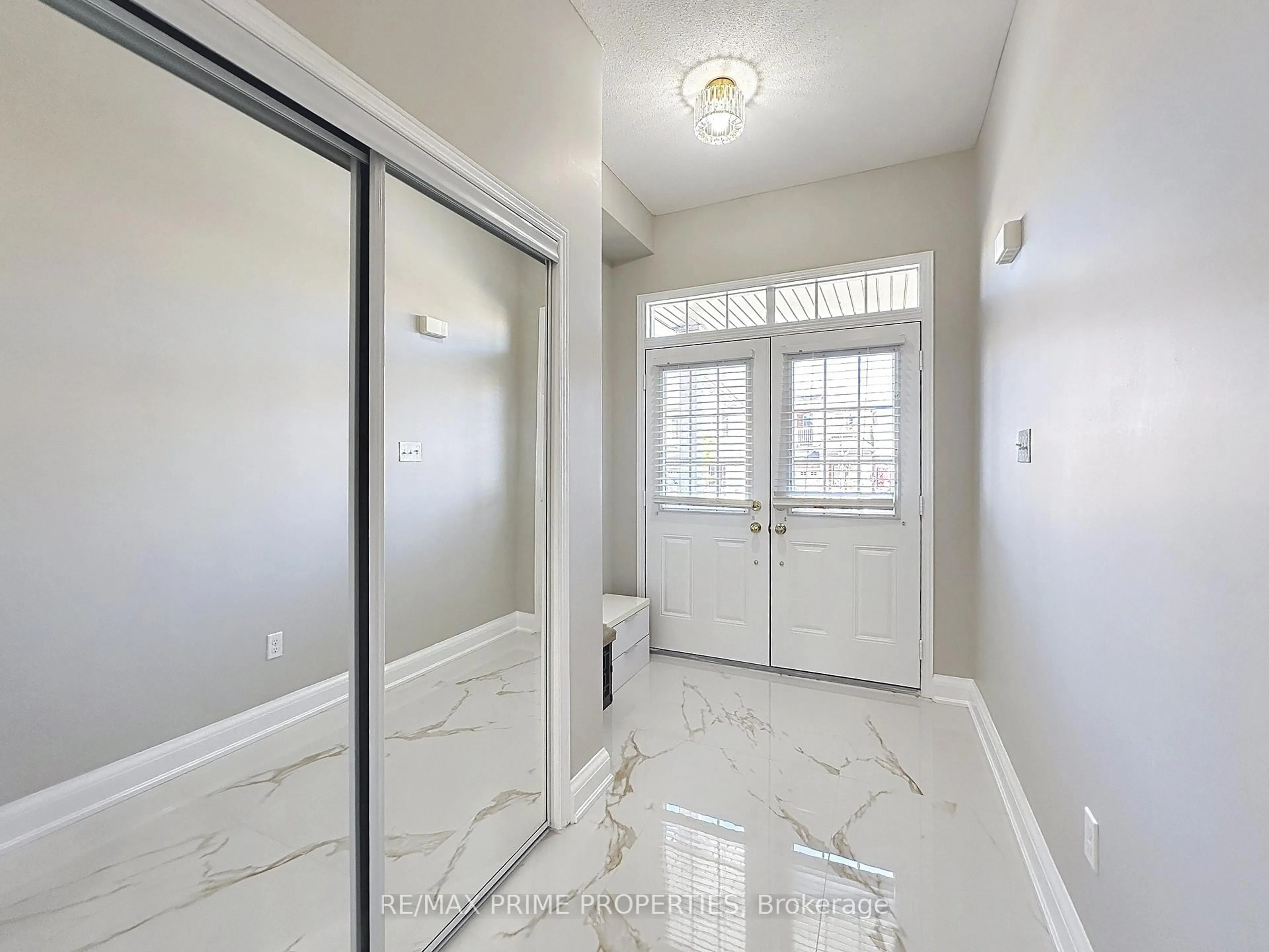 Indoor entryway for 117 Big Hill Cres, Vaughan Ontario L6A 4K7