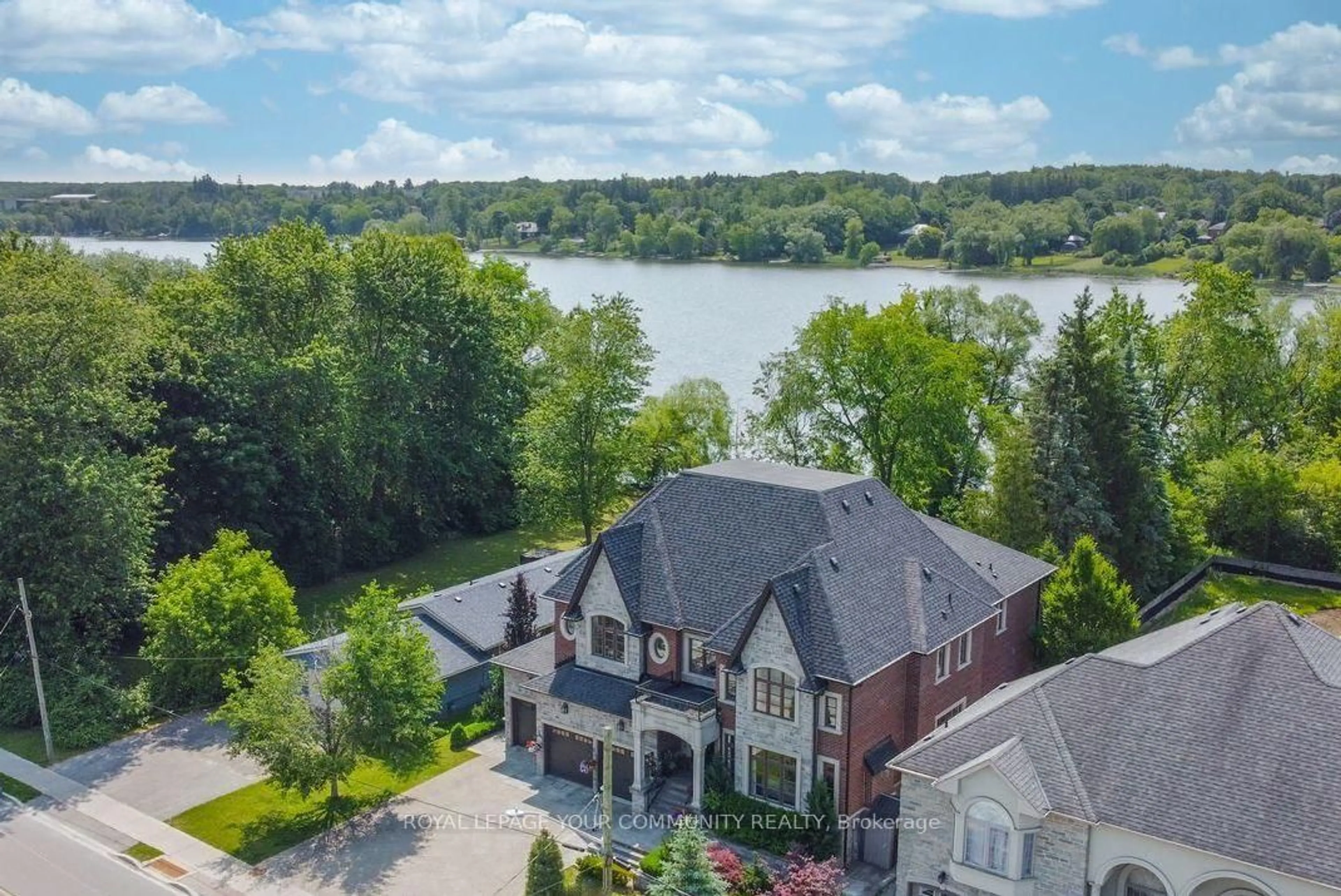 A pic from outside/outdoor area/front of a property/back of a property/a pic from drone, water/lake/river/ocean view for 173 Lakeland Cres, Richmond Hill Ontario L4E 3A4