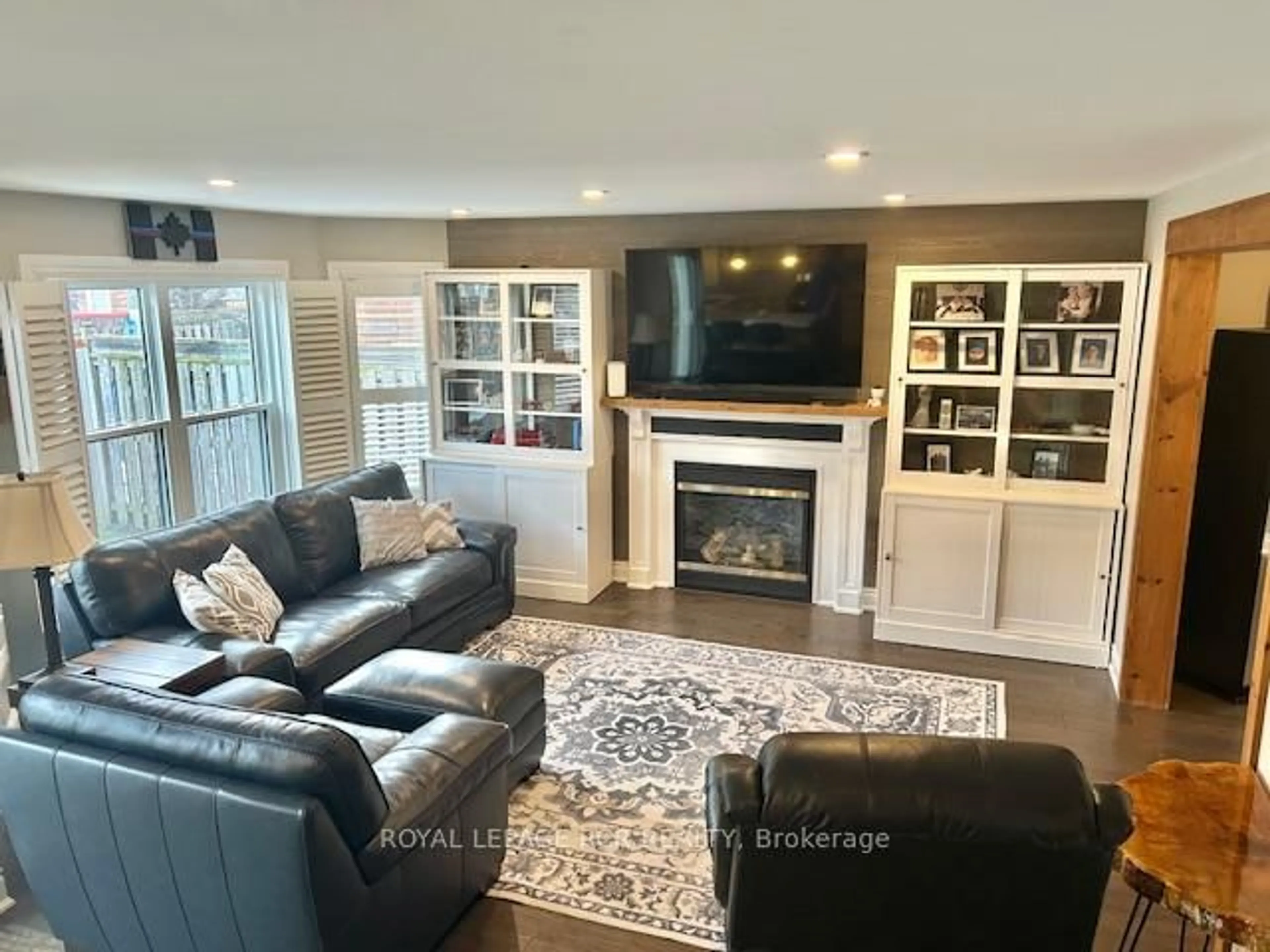 Living room with furniture, unknown for 25 Kidd Cres, New Tecumseth Ontario L9R 0C8