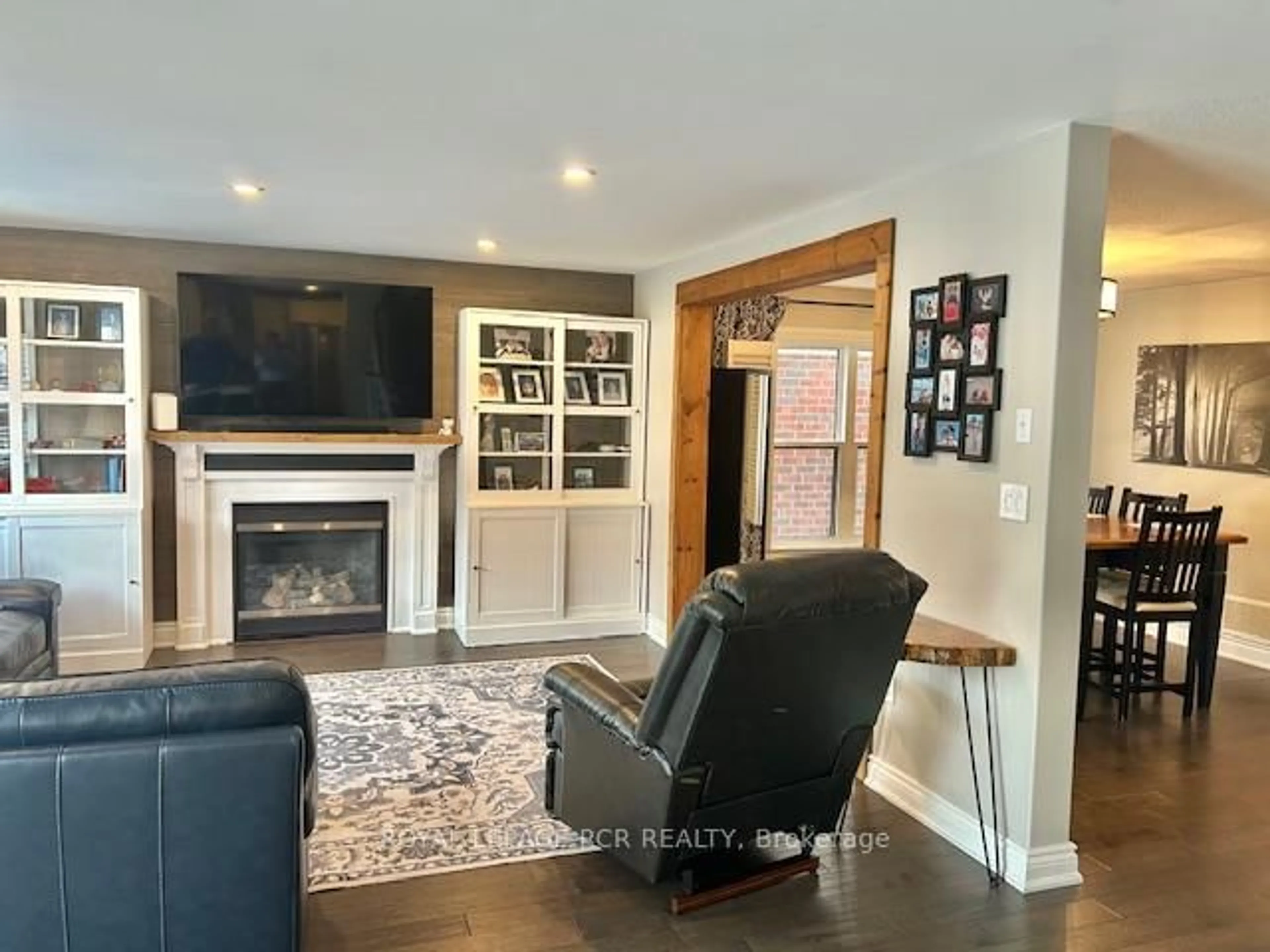 Living room with furniture, wood/laminate floor for 25 Kidd Cres, New Tecumseth Ontario L9R 0C8