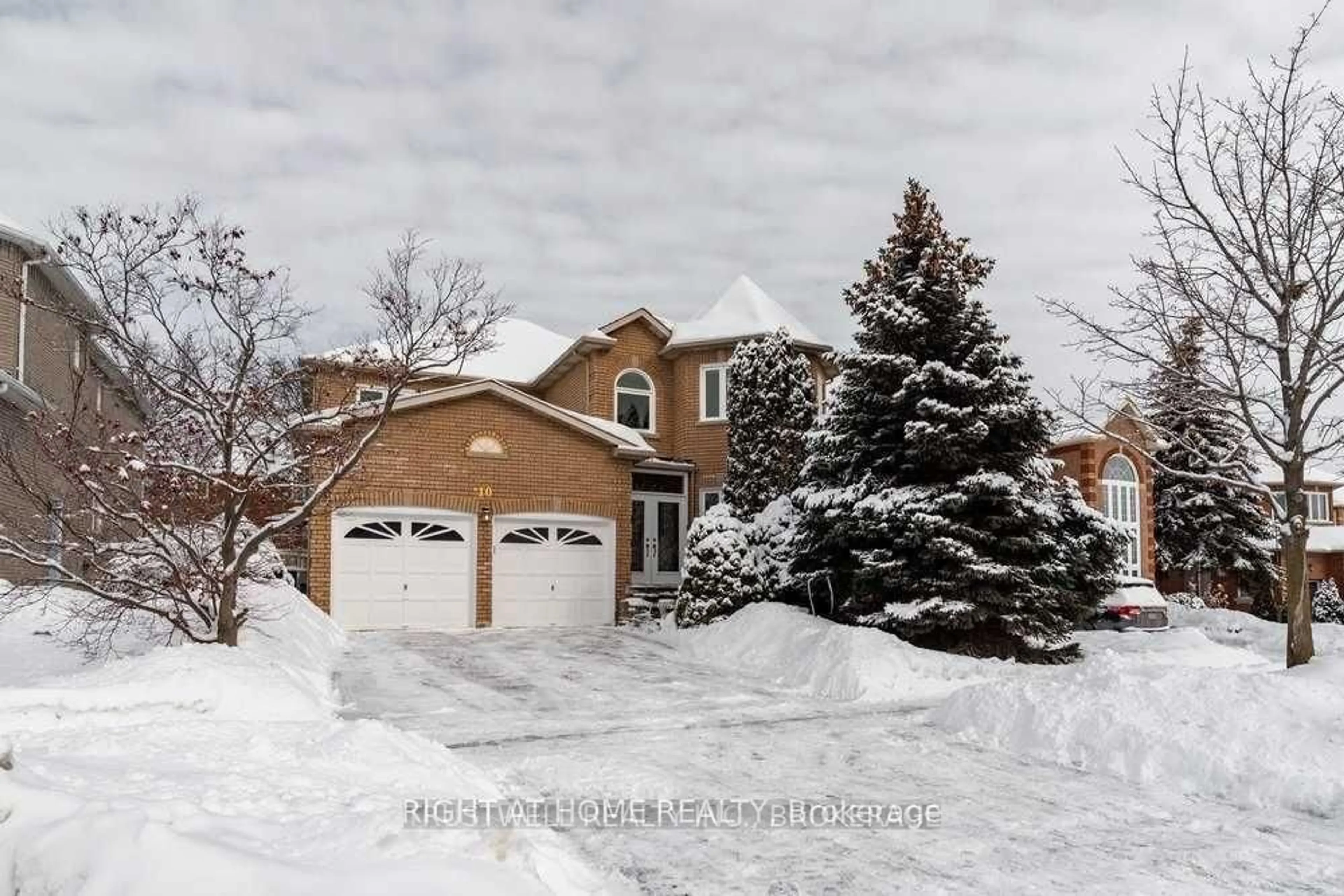 A pic from outside/outdoor area/front of a property/back of a property/a pic from drone, street for 10 Greenhill Ave, Richmond Hill Ontario L4B 3W3