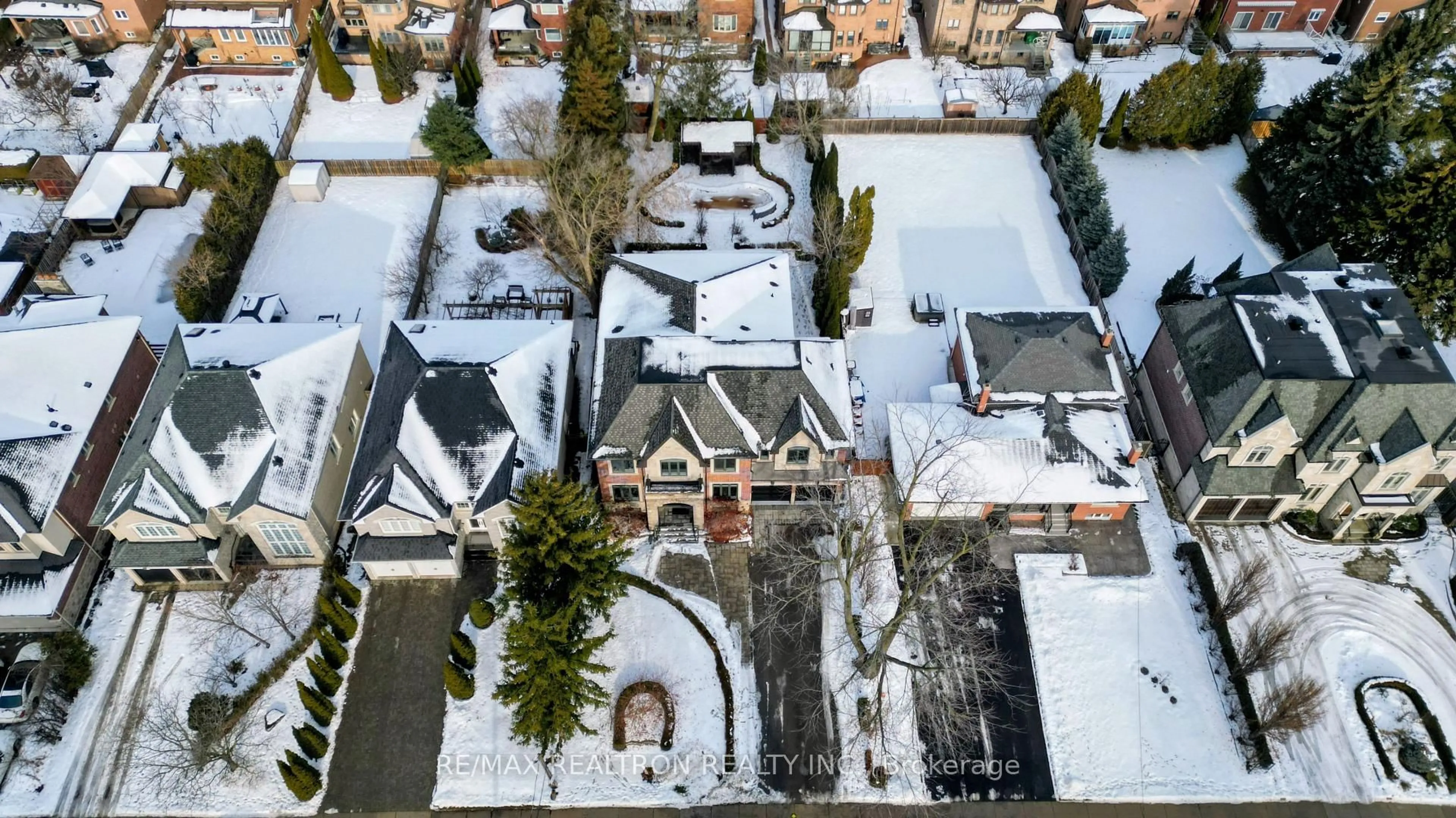 A pic from outside/outdoor area/front of a property/back of a property/a pic from drone, street for 74 Yongehurst Rd, Richmond Hill Ontario L4C 3T2