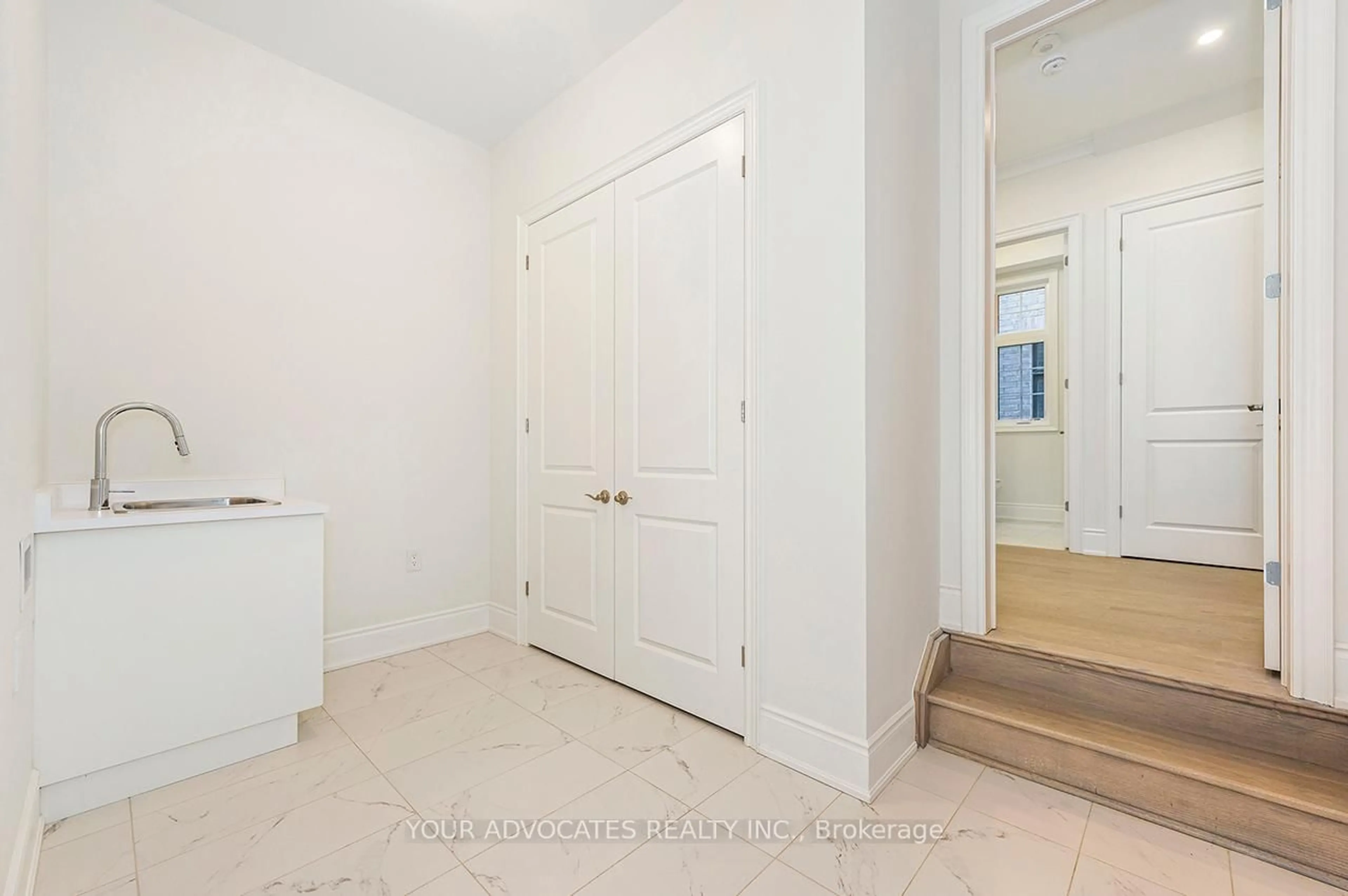 Indoor entryway for 137 Timber Creek Blvd, Vaughan Ontario L4H 3X8