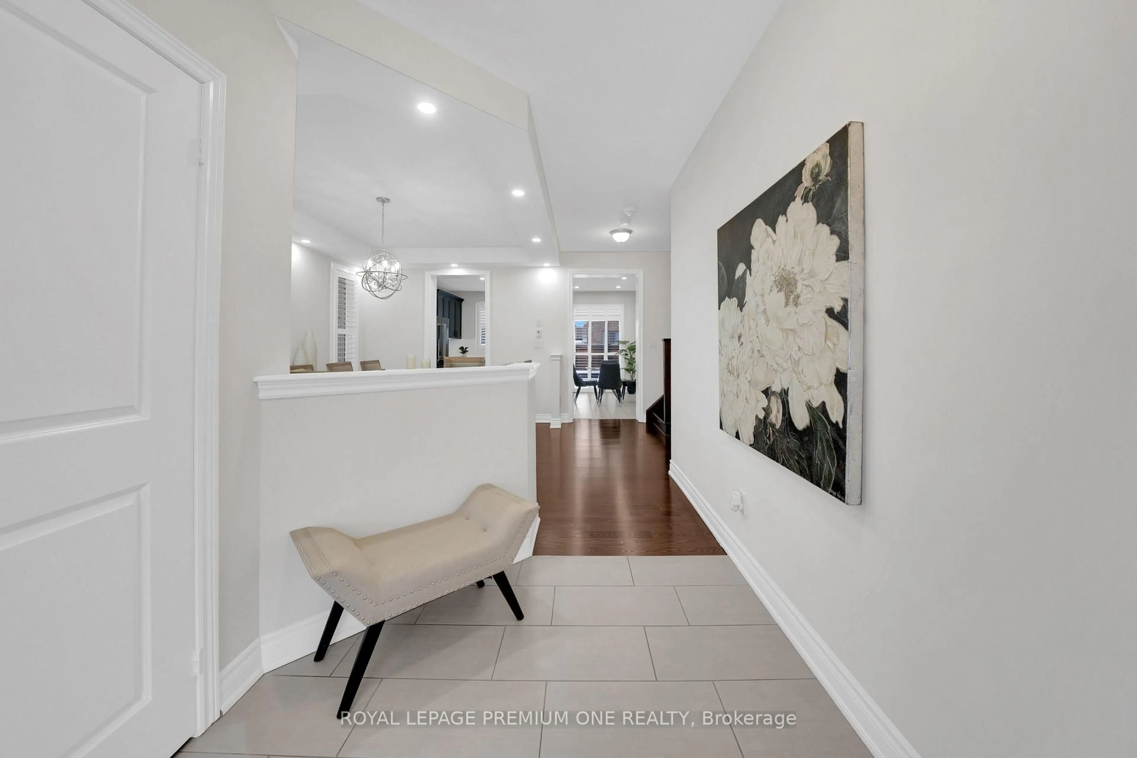 Indoor entryway for 31 Prady Lane, New Tecumseth Ontario L0G 1W0