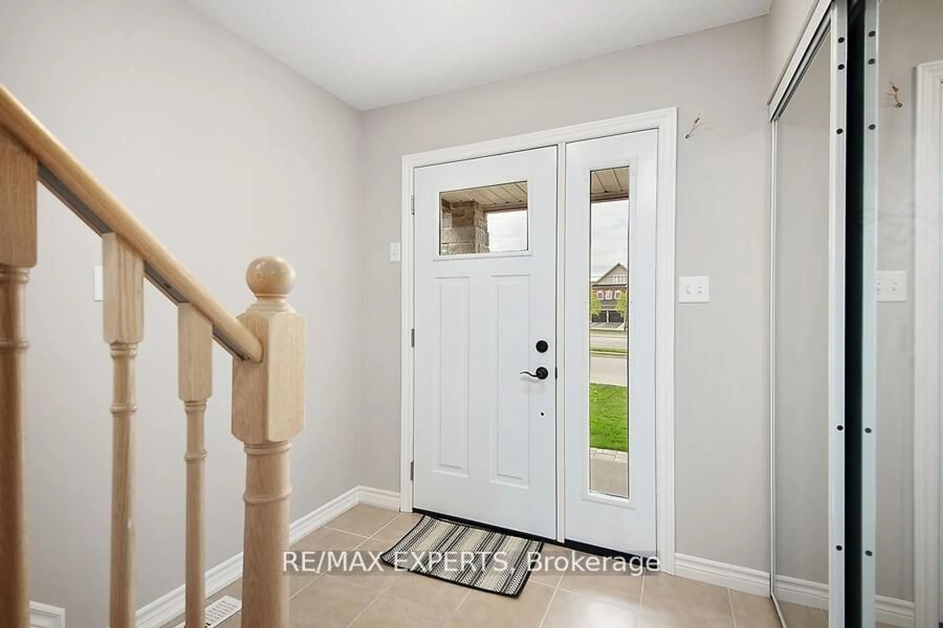Indoor entryway for 2104 Galloway St, Innisfil Ontario L9S 0H5