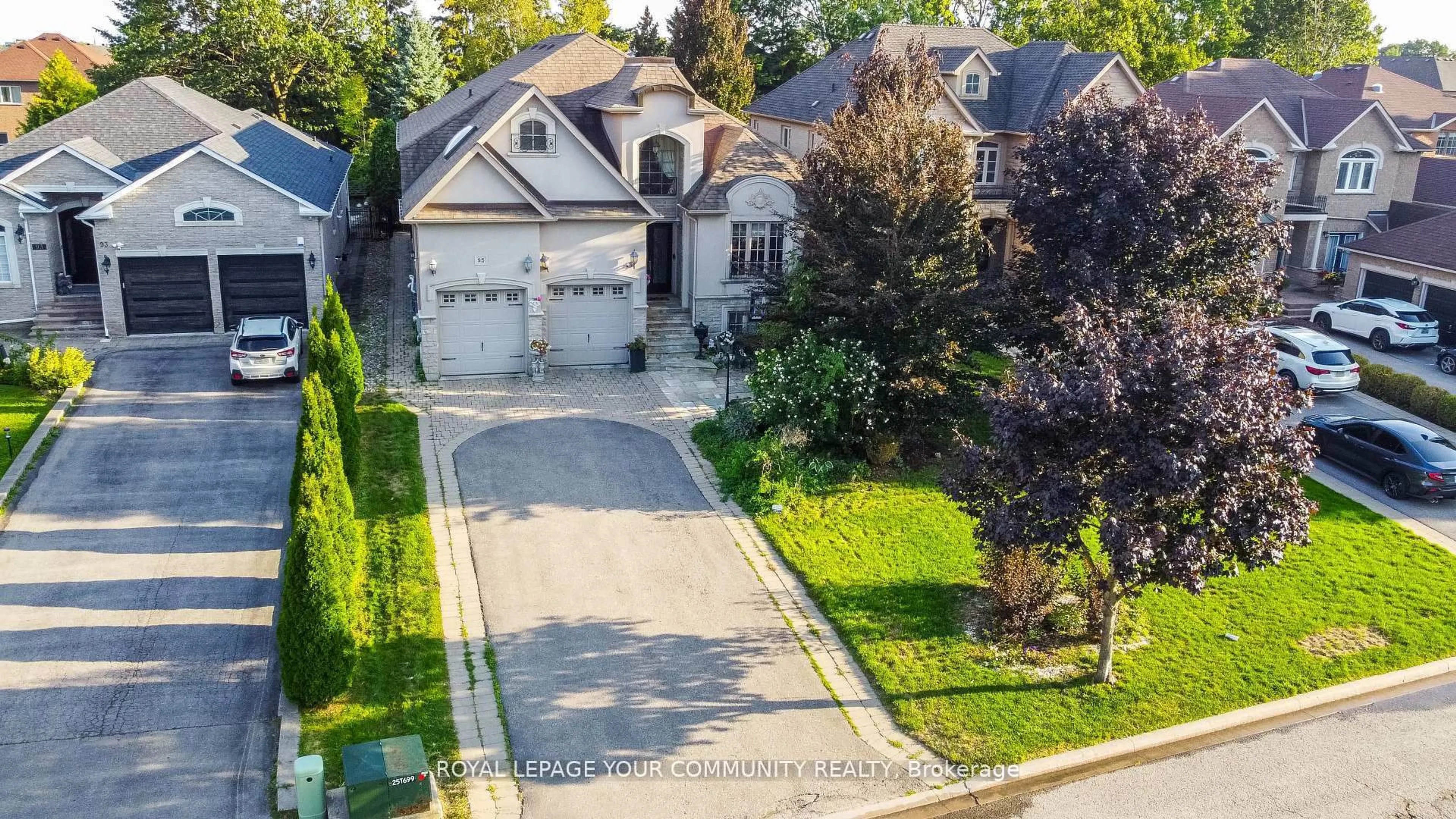 A pic from outside/outdoor area/front of a property/back of a property/a pic from drone, street for 95 Naughton Dr, Richmond Hill Ontario L4C 8B3