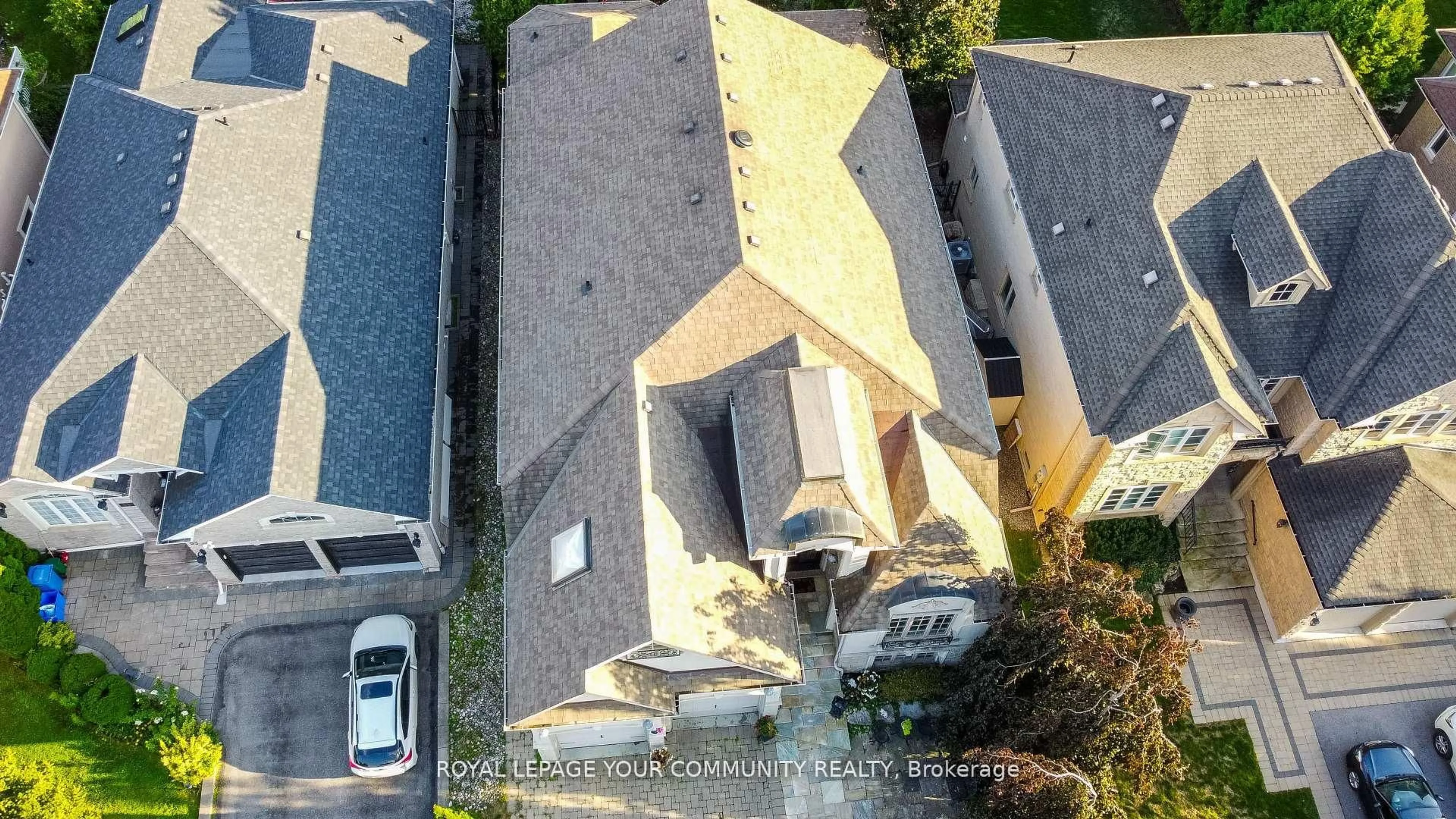 A pic from outside/outdoor area/front of a property/back of a property/a pic from drone, street for 95 Naughton Dr, Richmond Hill Ontario L4C 8B3