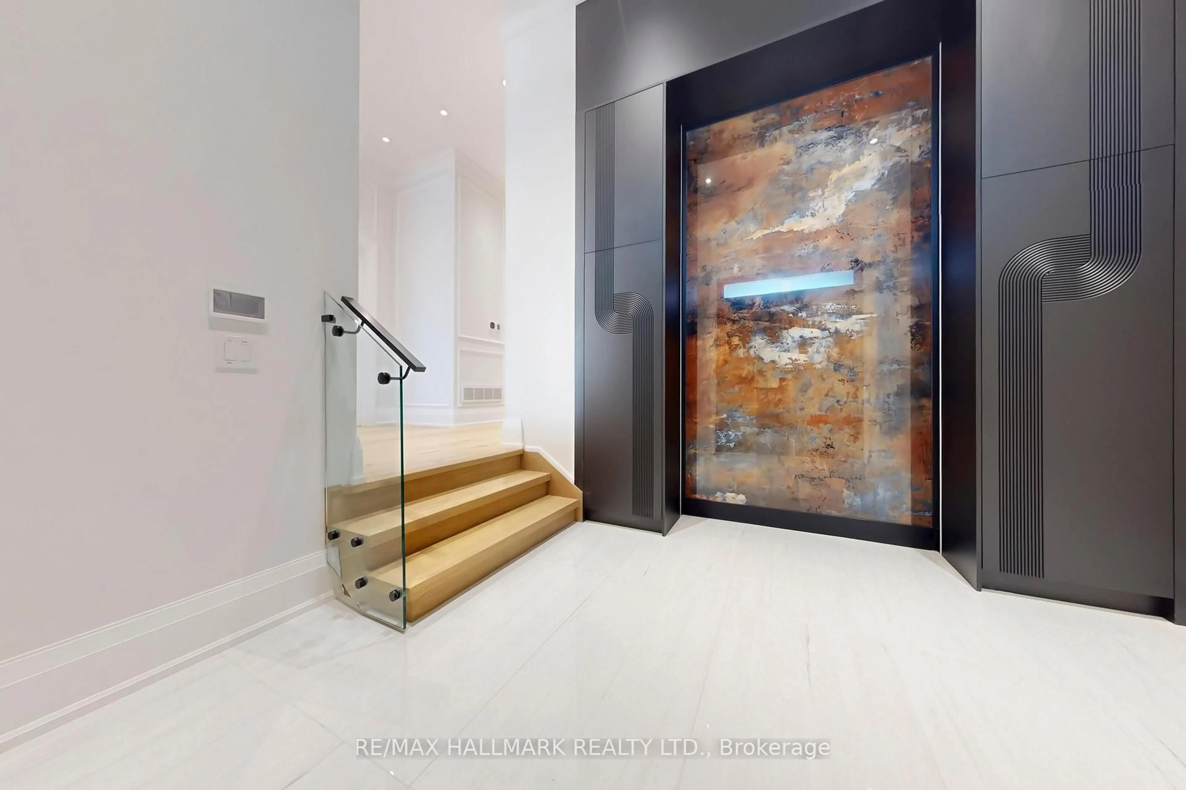 Indoor foyer for 150 Olde Bayview Ave, Richmond Hill Ontario L4E 3C6