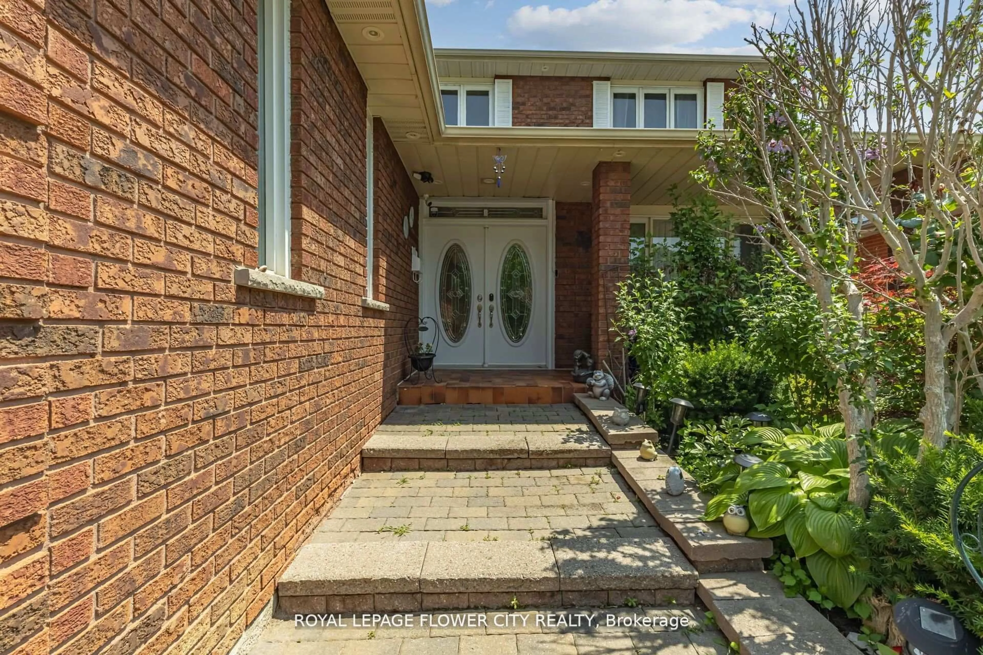 Home with brick exterior material, street for 15 Thistle Ridge Dr, Vaughan Ontario L2L 3K3