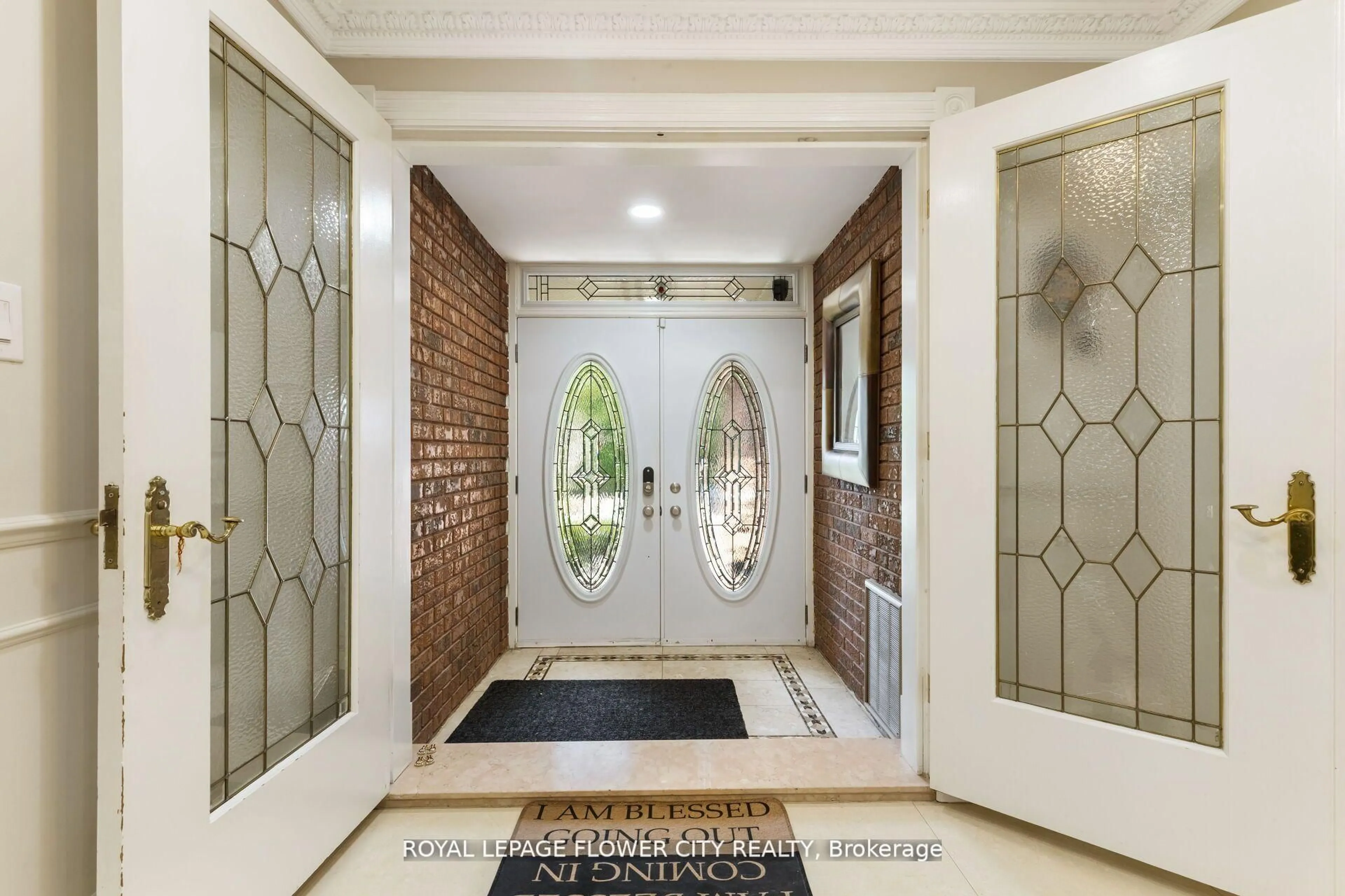 Indoor entryway for 15 Thistle Ridge Dr, Vaughan Ontario L2L 3K3