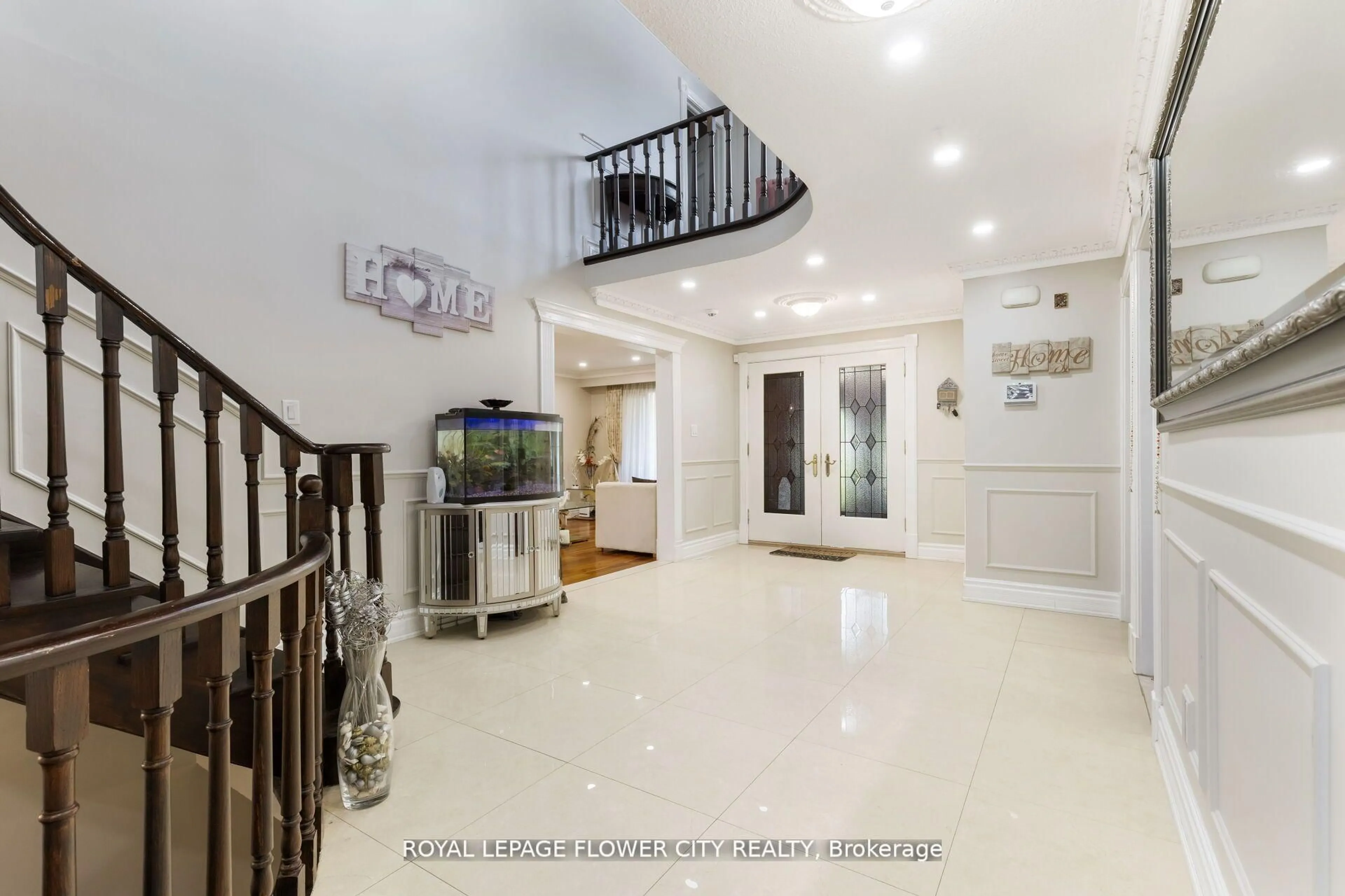Indoor foyer for 15 Thistle Ridge Dr, Vaughan Ontario L2L 3K3
