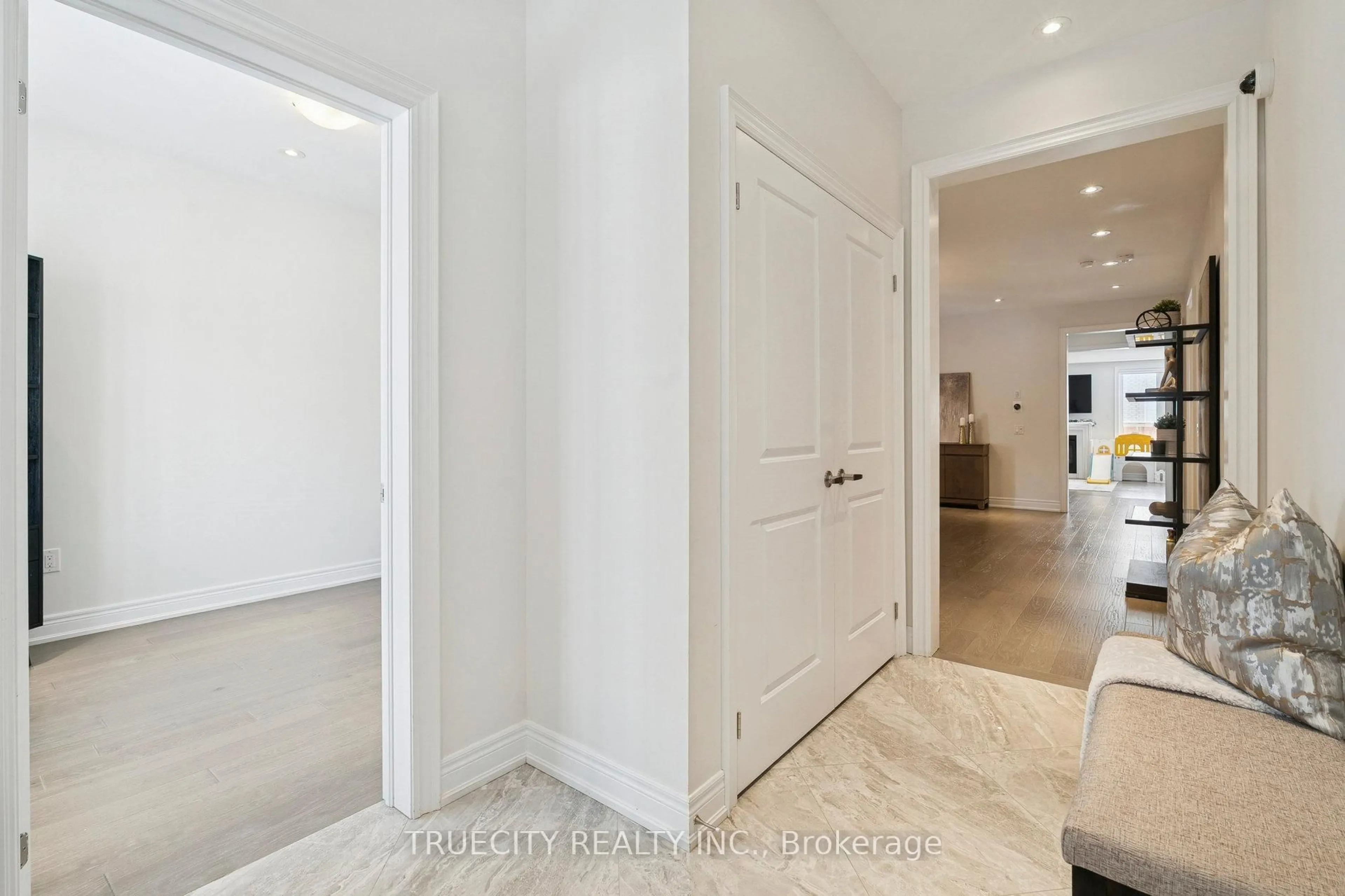 Indoor entryway for 23 Dawn Blossom Dr, Georgina Ontario L4P 0H5