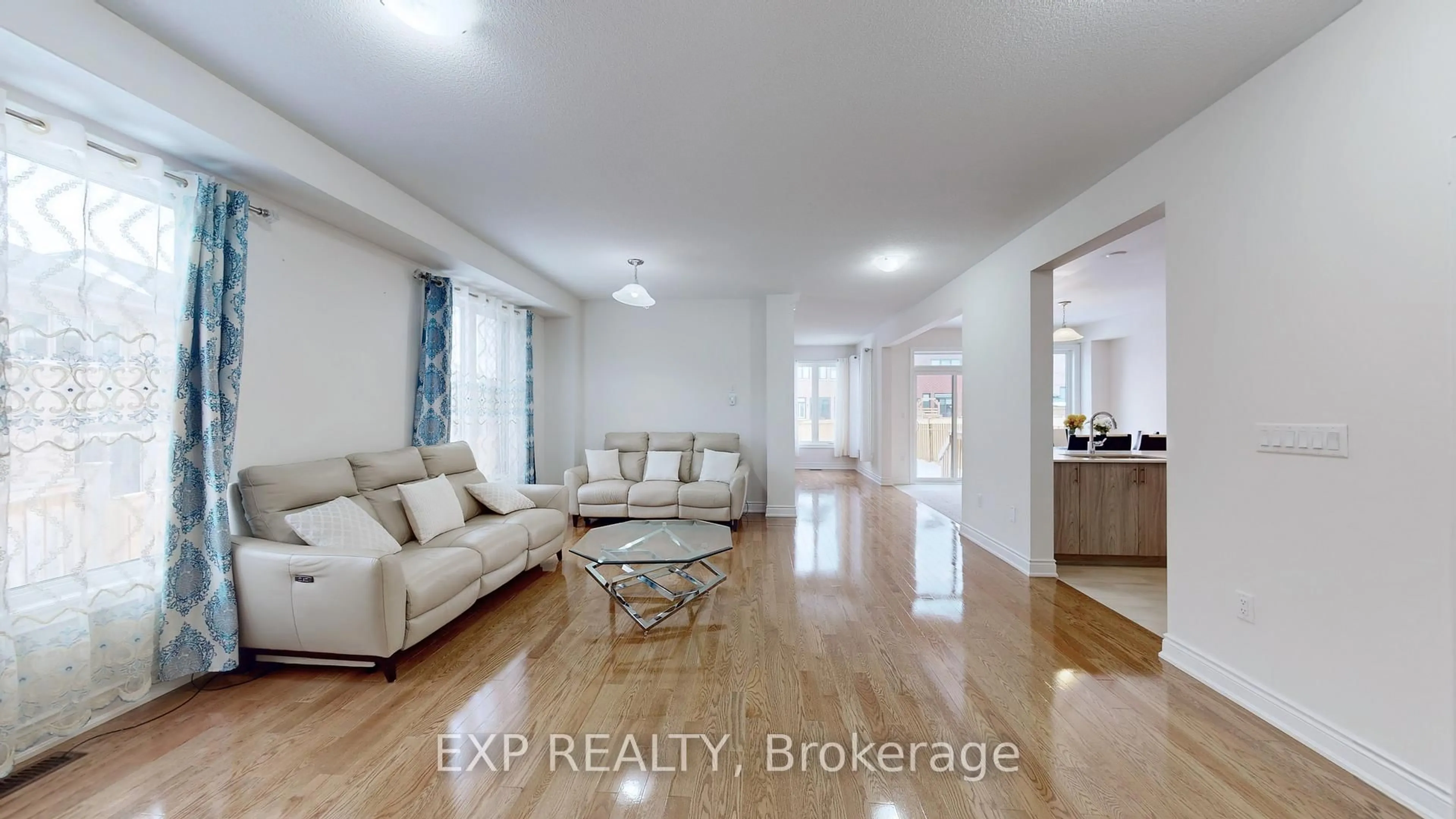 Living room with furniture, unknown for 19 Meadow Vista Cres, East Gwillimbury Ontario L9N 0T4