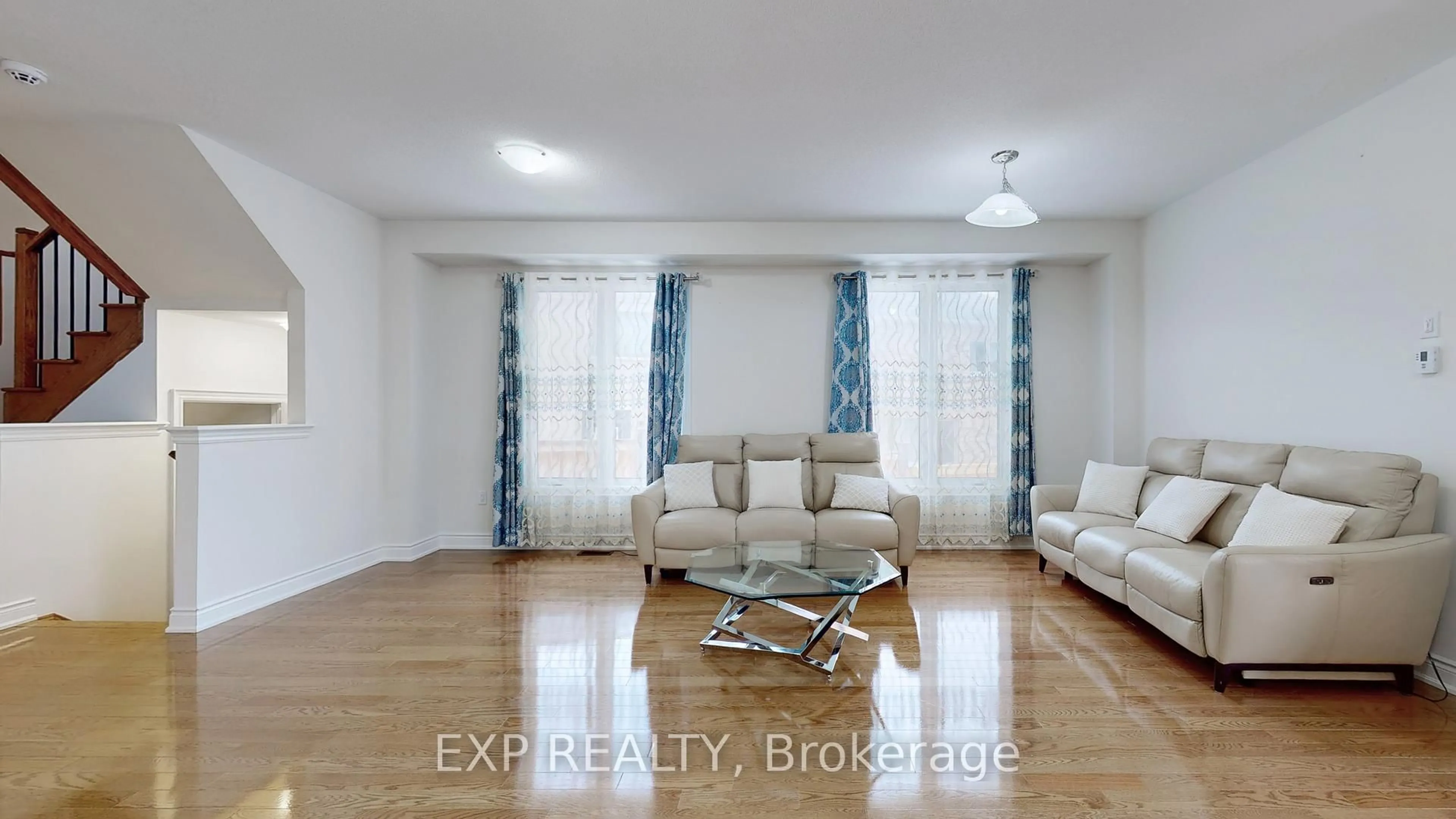 Living room with furniture, unknown for 19 Meadow Vista Cres, East Gwillimbury Ontario L9N 0T4