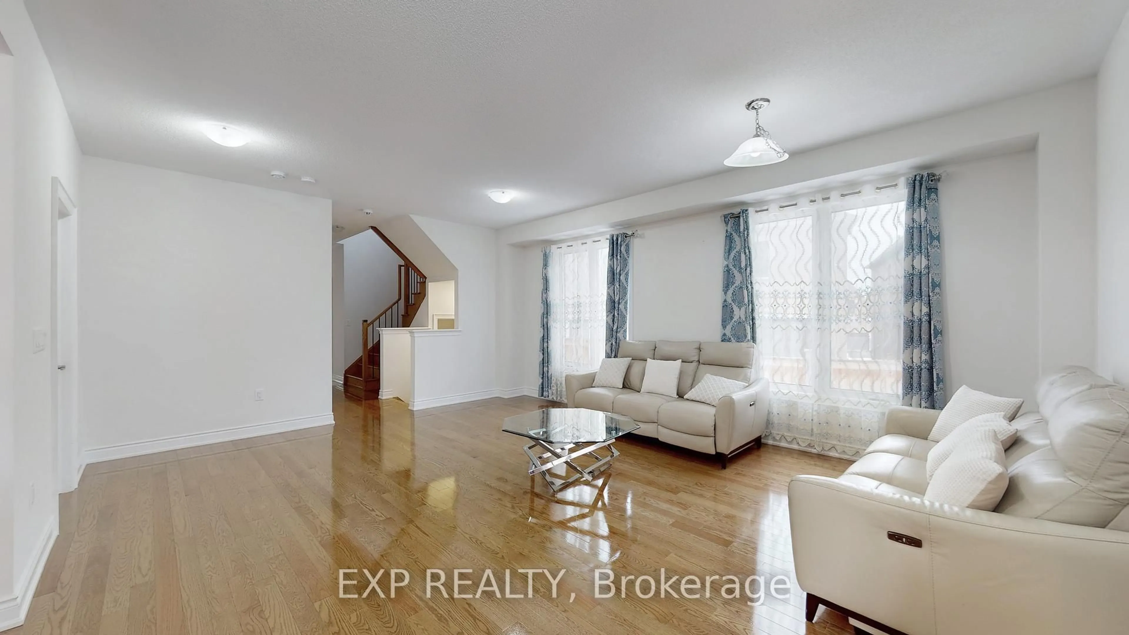 Living room with furniture, unknown for 19 Meadow Vista Cres, East Gwillimbury Ontario L9N 0T4