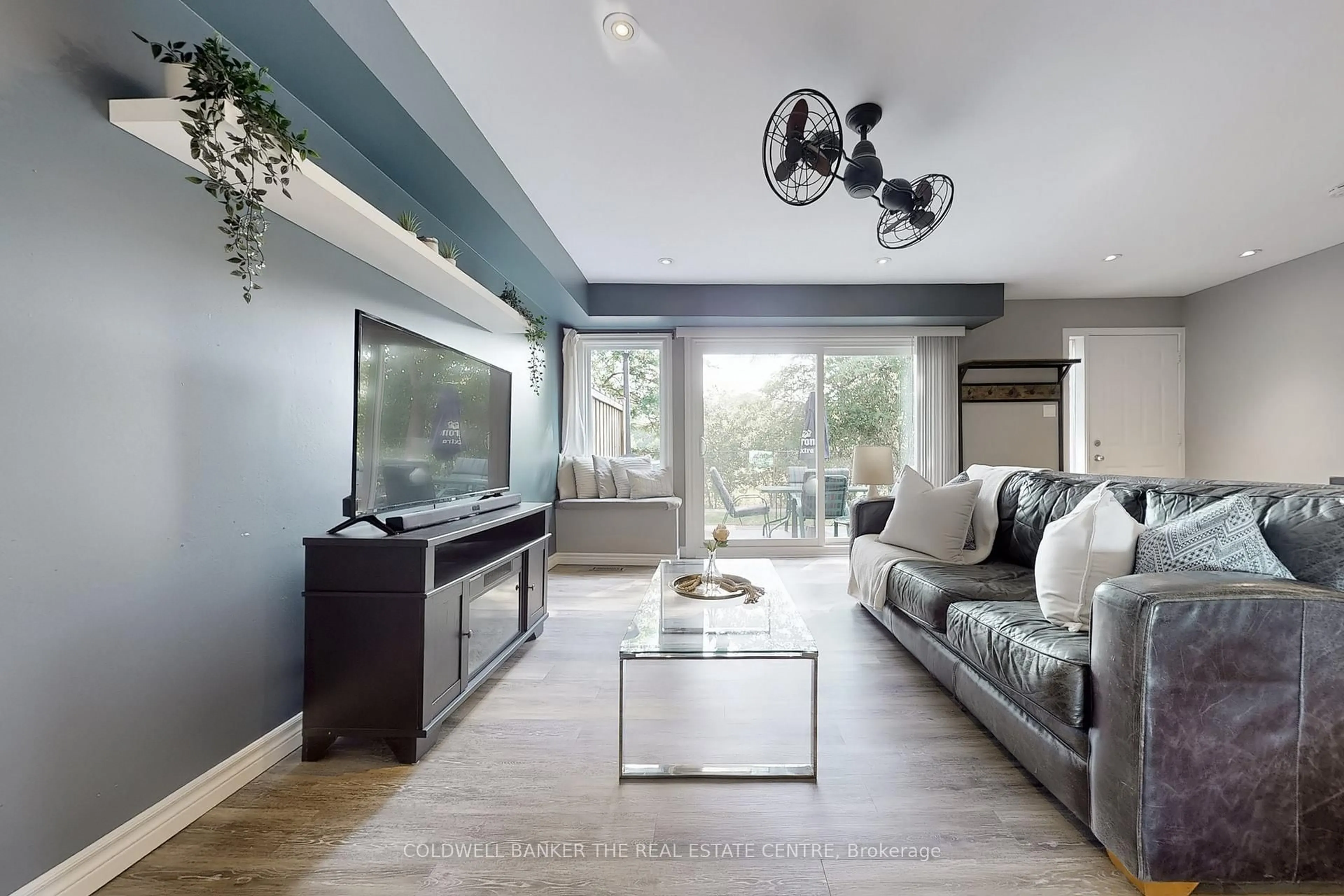 Living room with furniture, unknown for 195 Milestone Cres, Aurora Ontario L4G 3M2