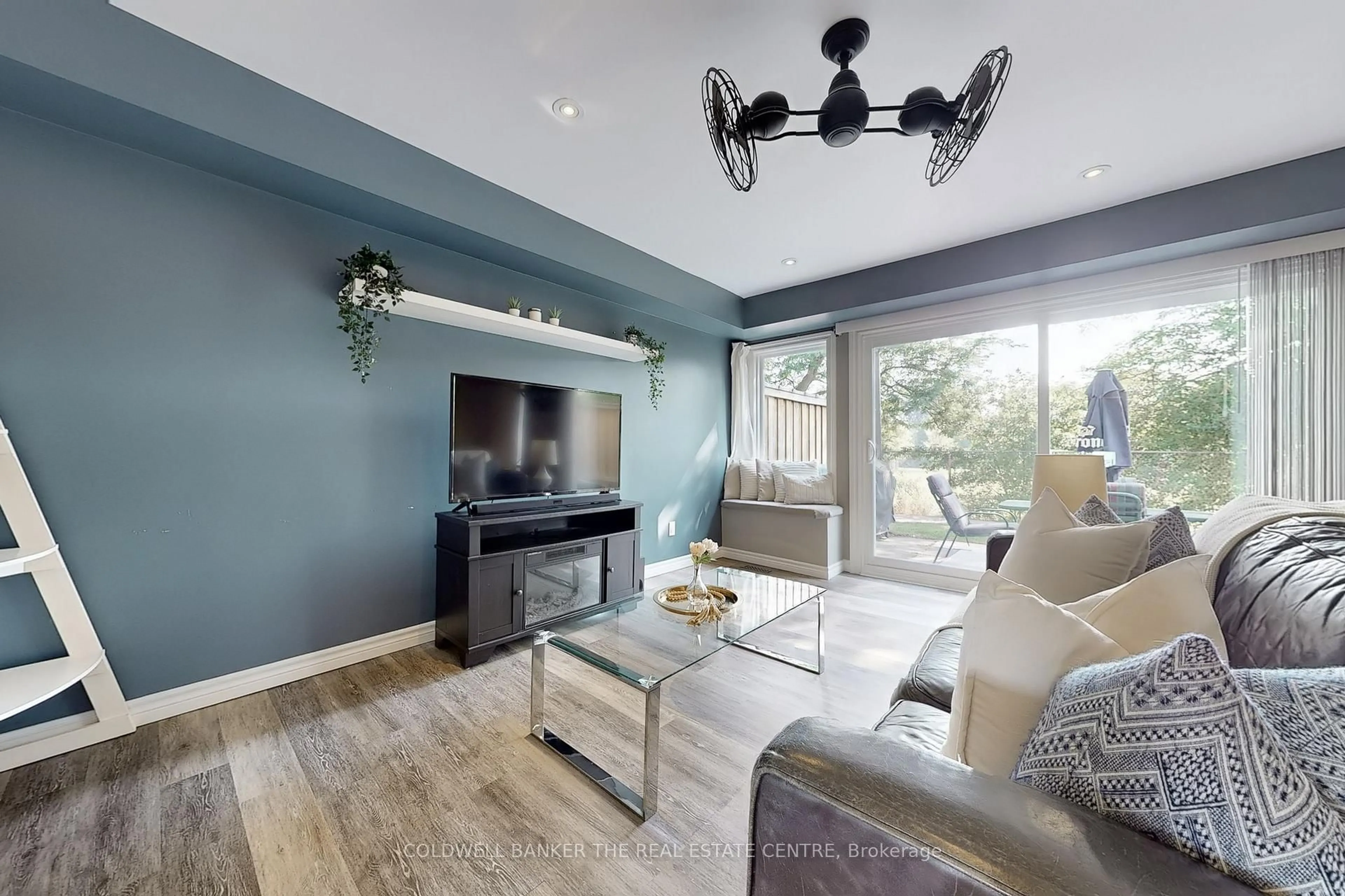 Living room with furniture, wood/laminate floor for 195 Milestone Cres, Aurora Ontario L4G 3M2