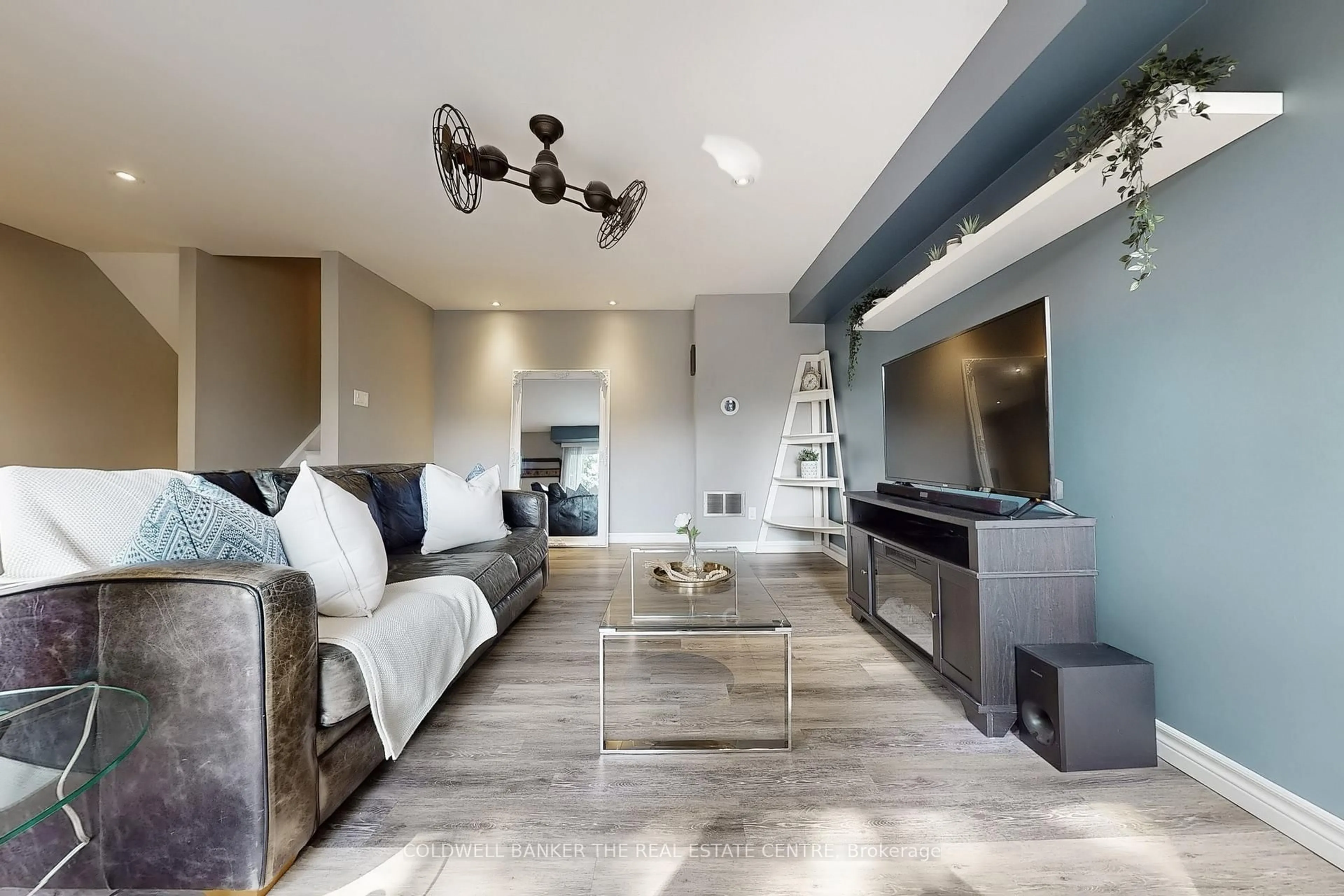 Living room with furniture, unknown for 195 Milestone Cres, Aurora Ontario L4G 3M2