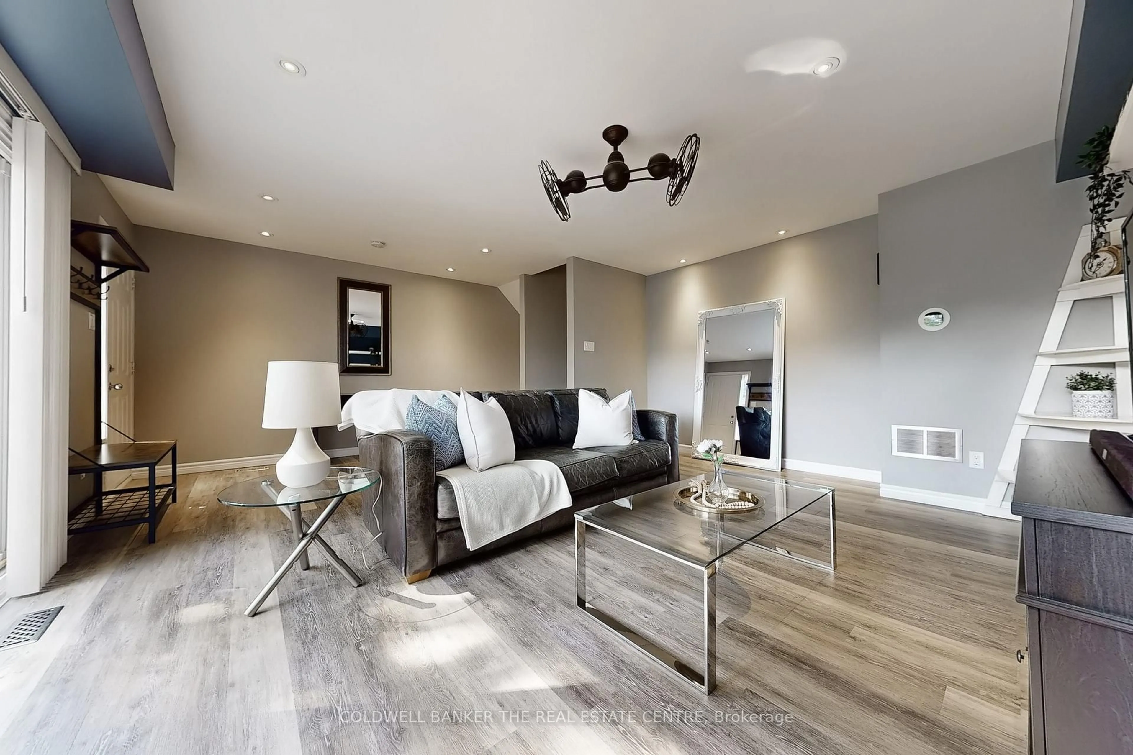 Living room with furniture, unknown for 195 Milestone Cres, Aurora Ontario L4G 3M2