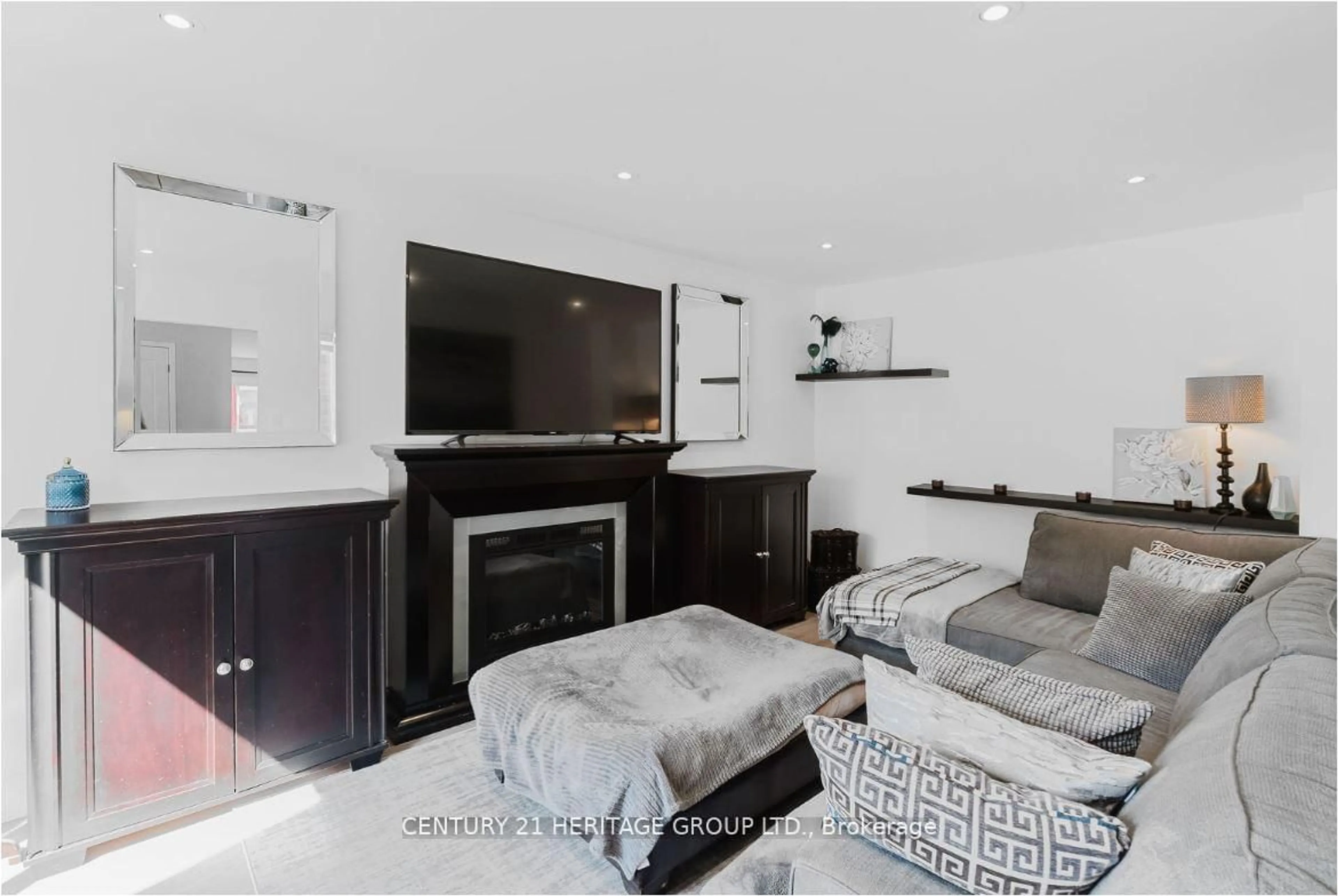 Living room with furniture, unknown for 147 Pentland Cres, Vaughan Ontario L6A 1T4