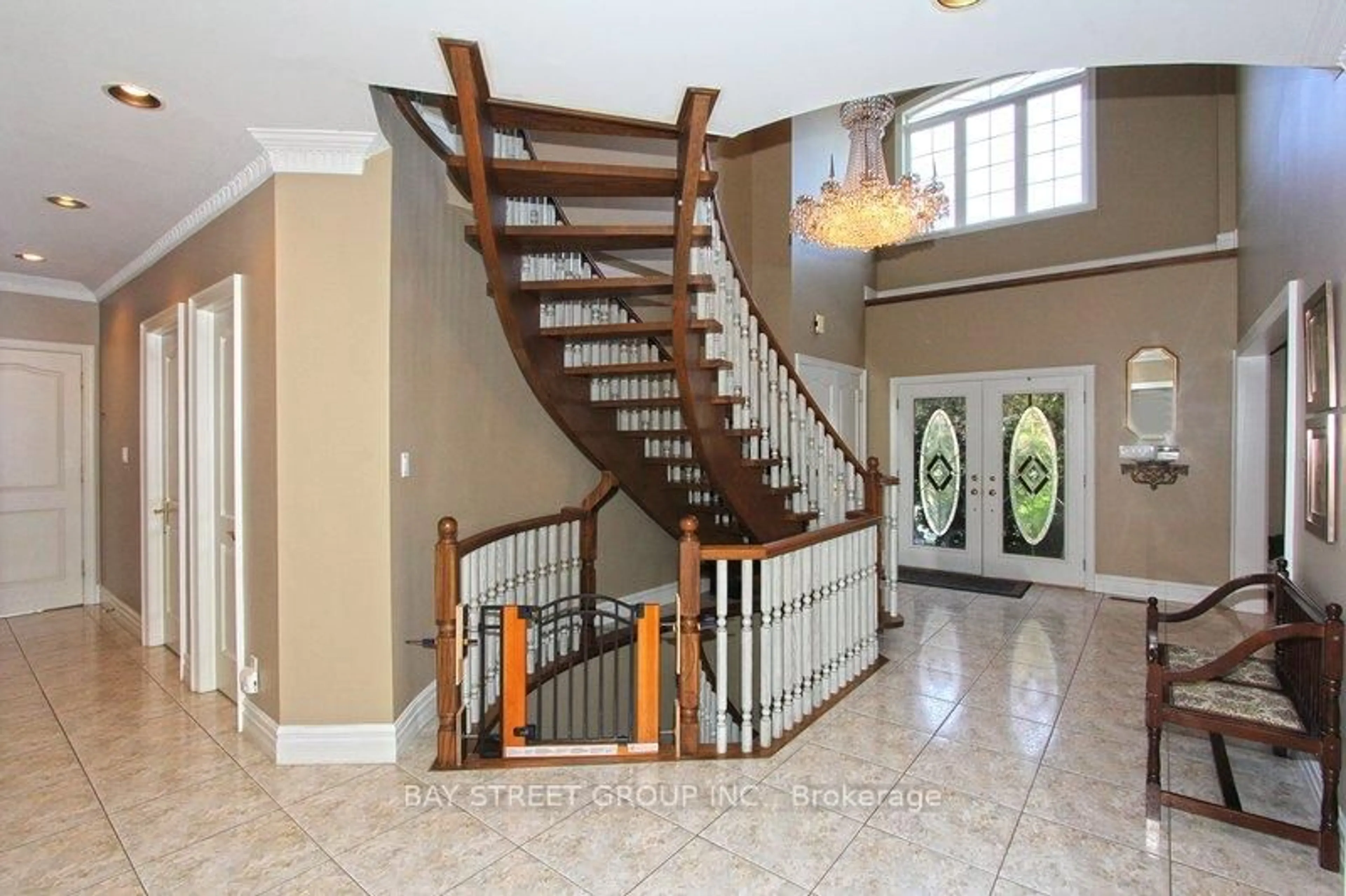Indoor foyer for 17 Dunvegan Dr, Richmond Hill Ontario L4C 9P8