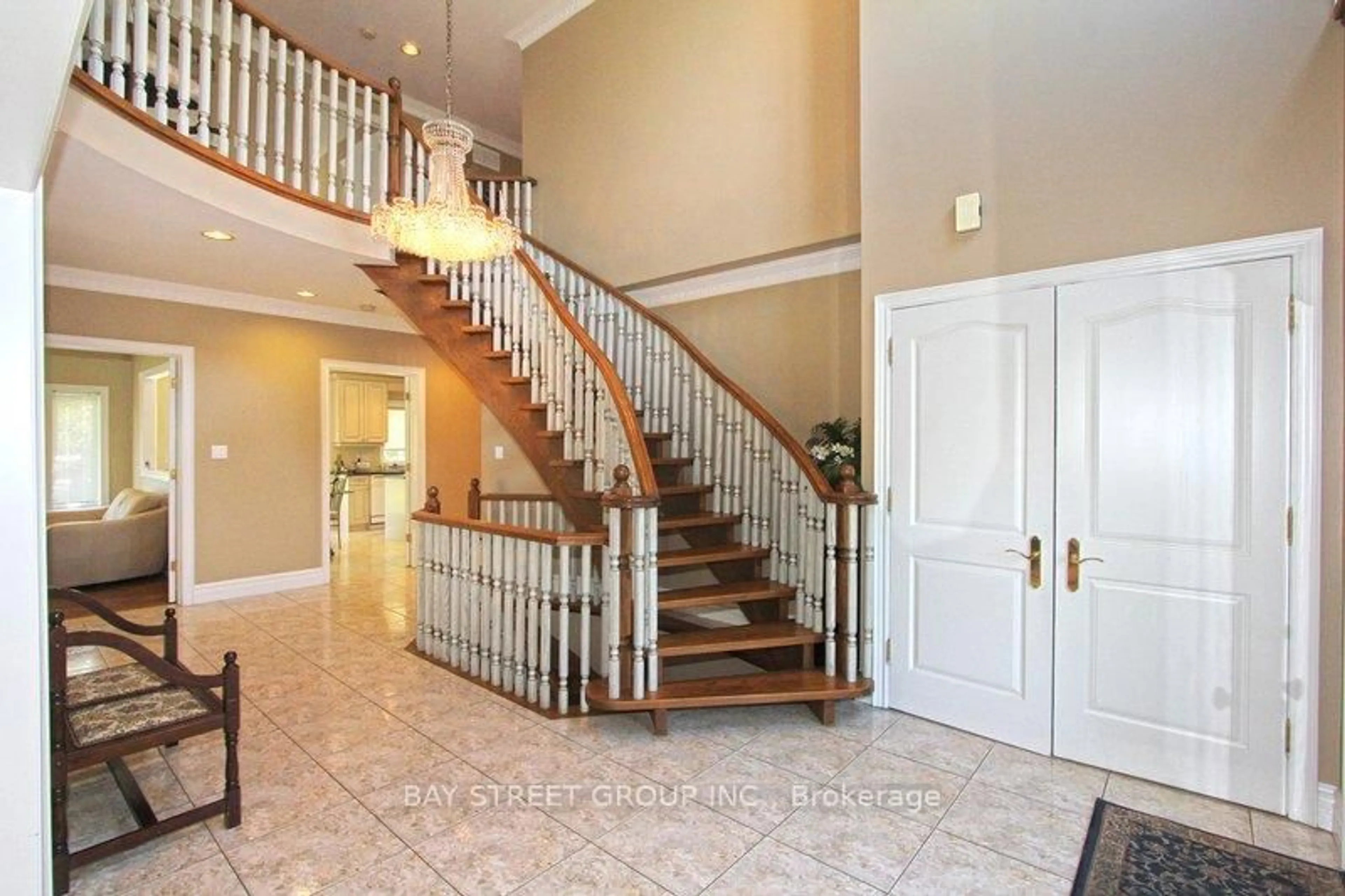 Indoor foyer for 17 Dunvegan Dr, Richmond Hill Ontario L4C 9P8