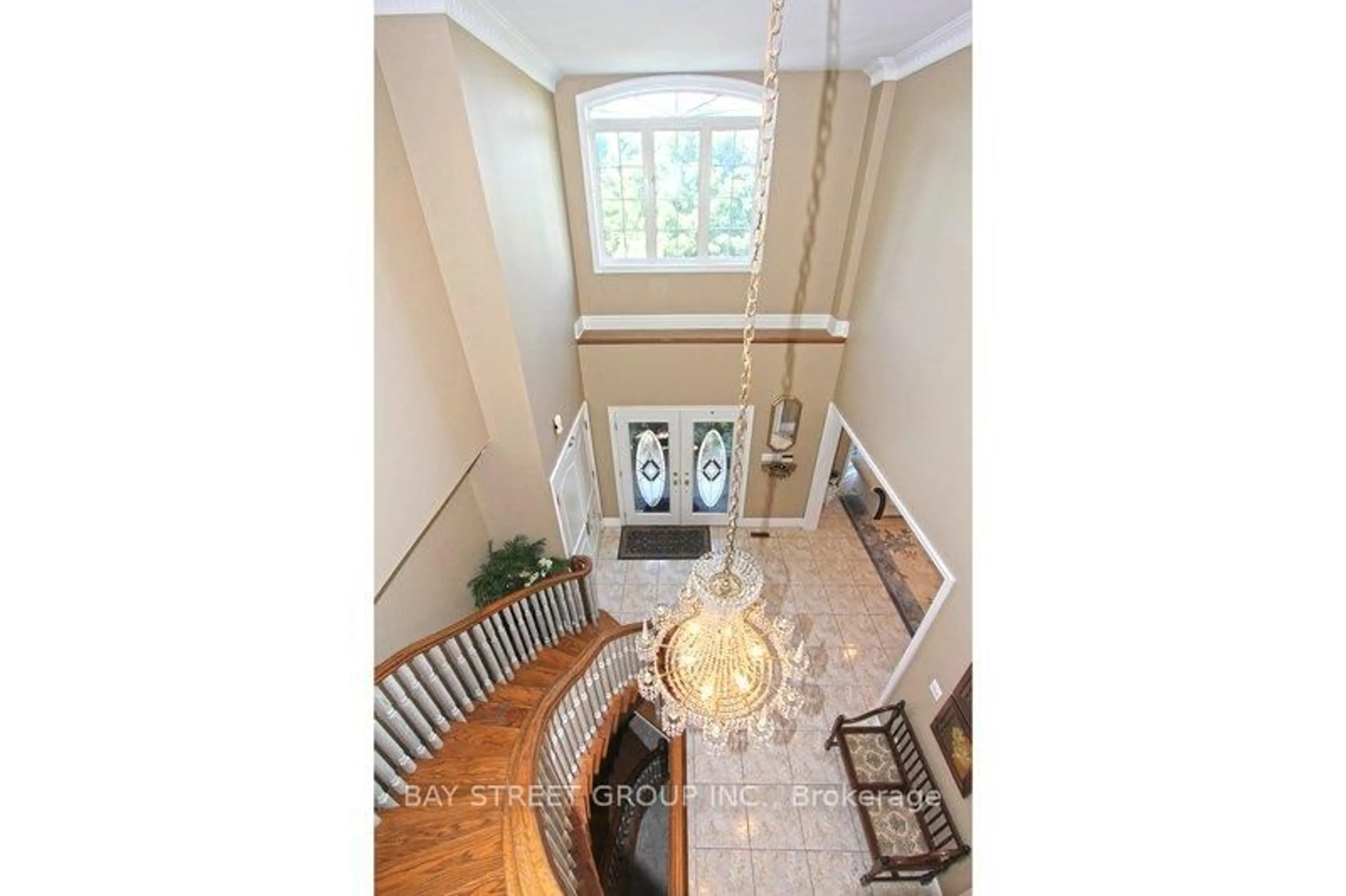 Indoor foyer for 17 Dunvegan Dr, Richmond Hill Ontario L4C 9P8
