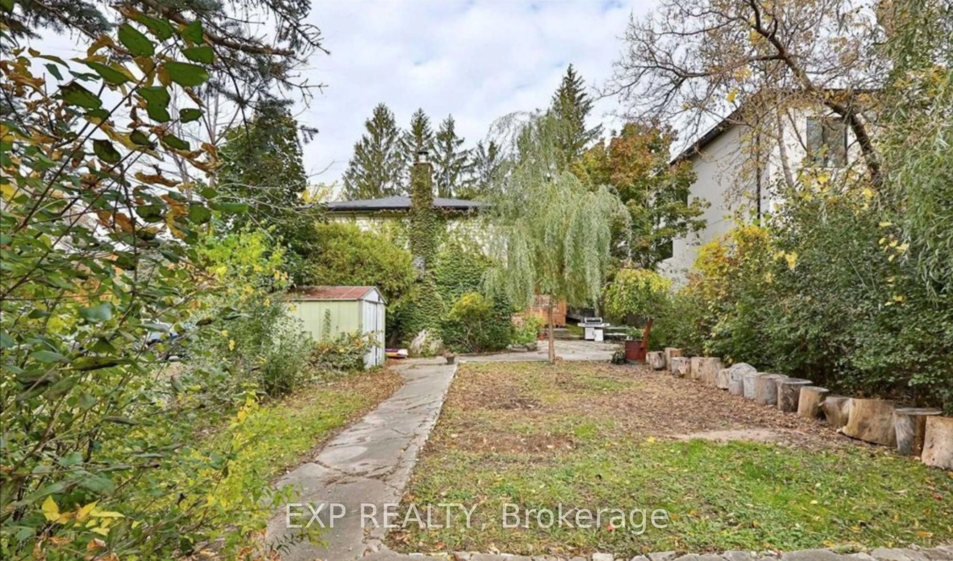 Patio, street for 165 Carlson Dr, Newmarket Ontario L3Y 3H2