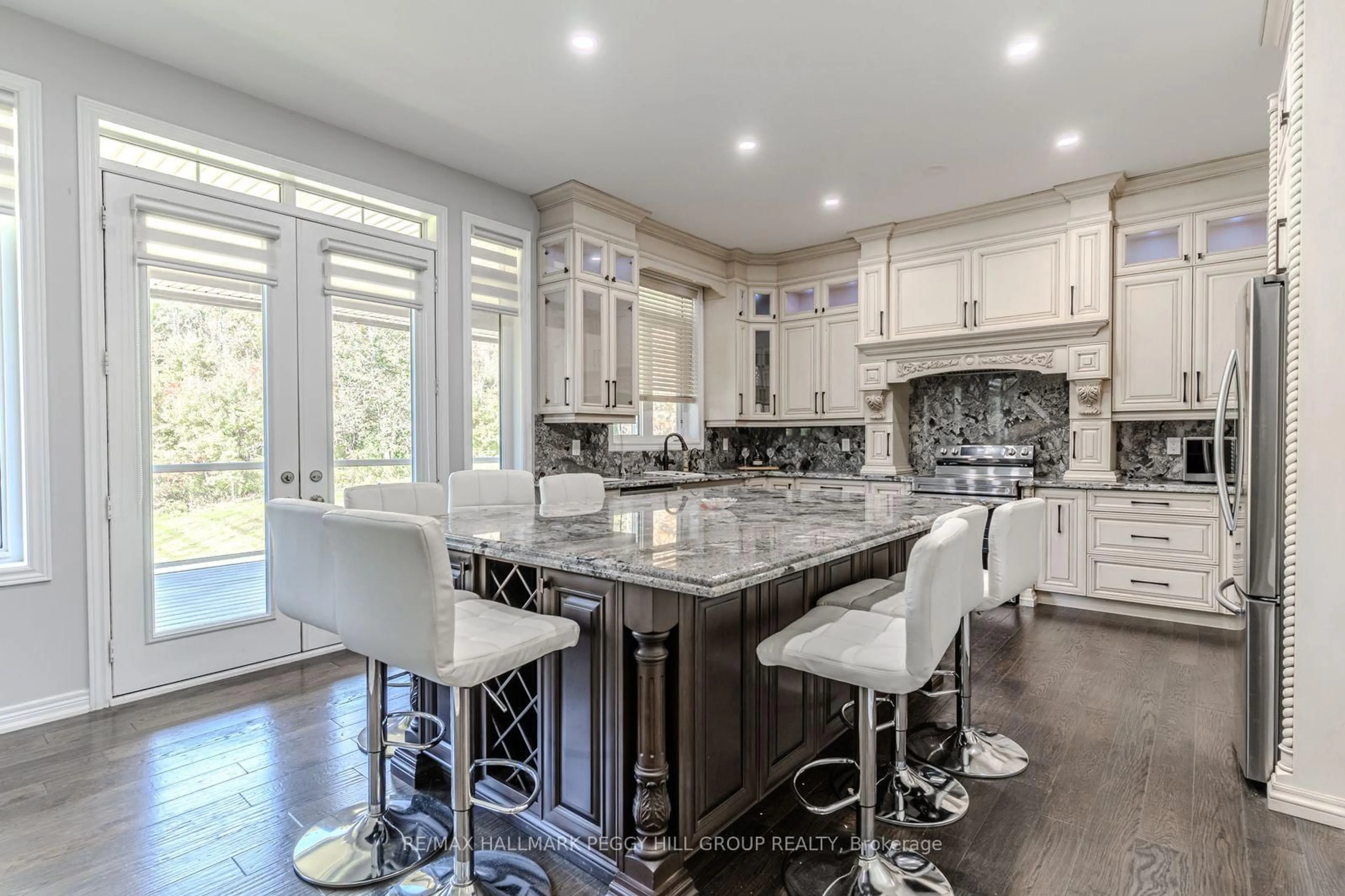 Contemporary kitchen, ceramic/tile floor for 102 Pine Hill Rd, Bradford West Gwillimbury Ontario L3Z 0H1
