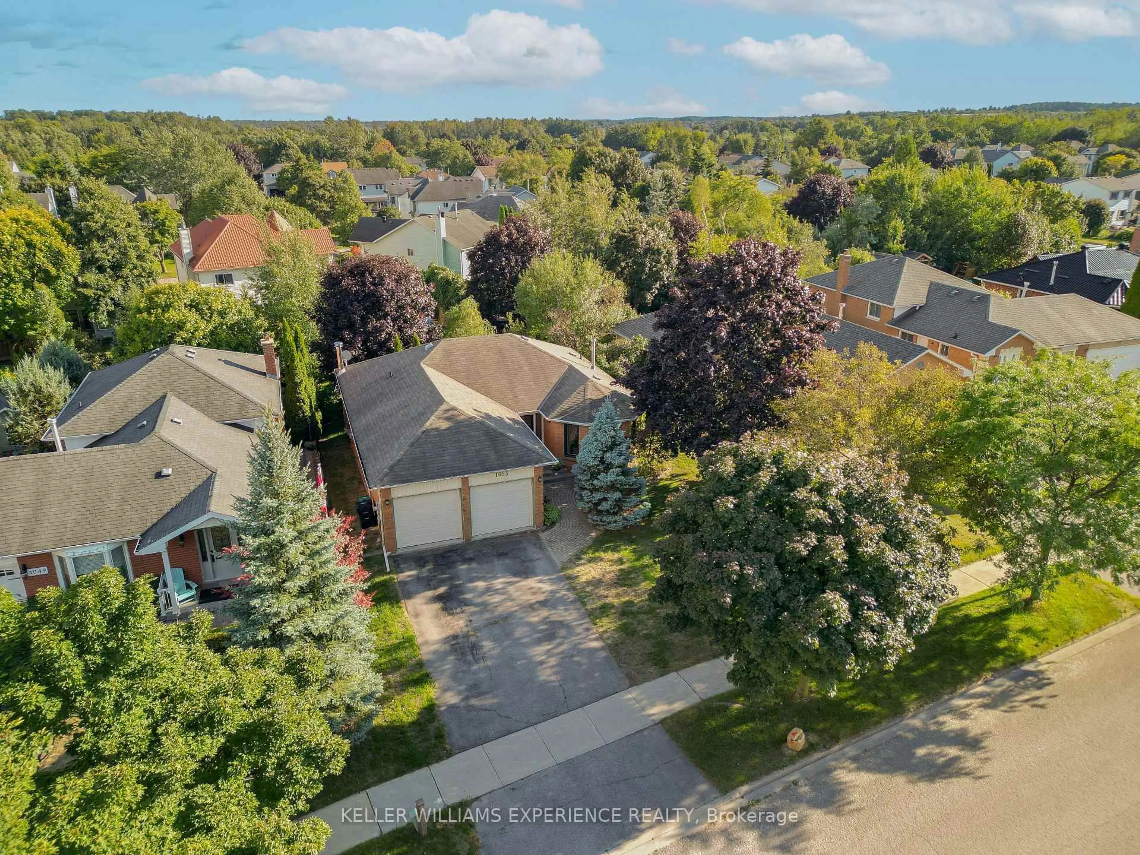 A pic from outside/outdoor area/front of a property/back of a property/a pic from drone, street for 1053 Westmount Ave, Innisfil Ontario L9S 1W7