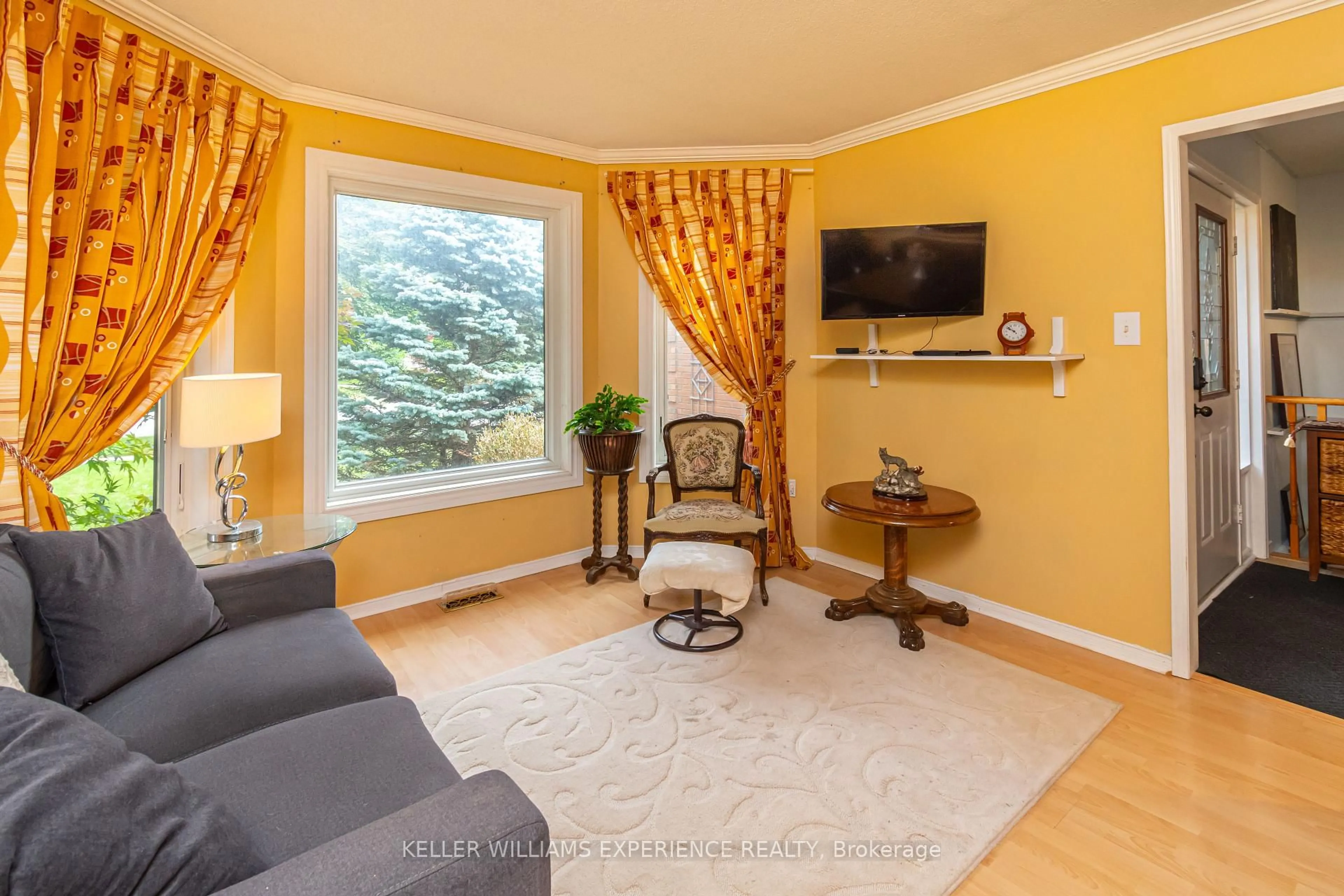 Living room with furniture, unknown for 1053 Westmount Ave, Innisfil Ontario L9S 1W7