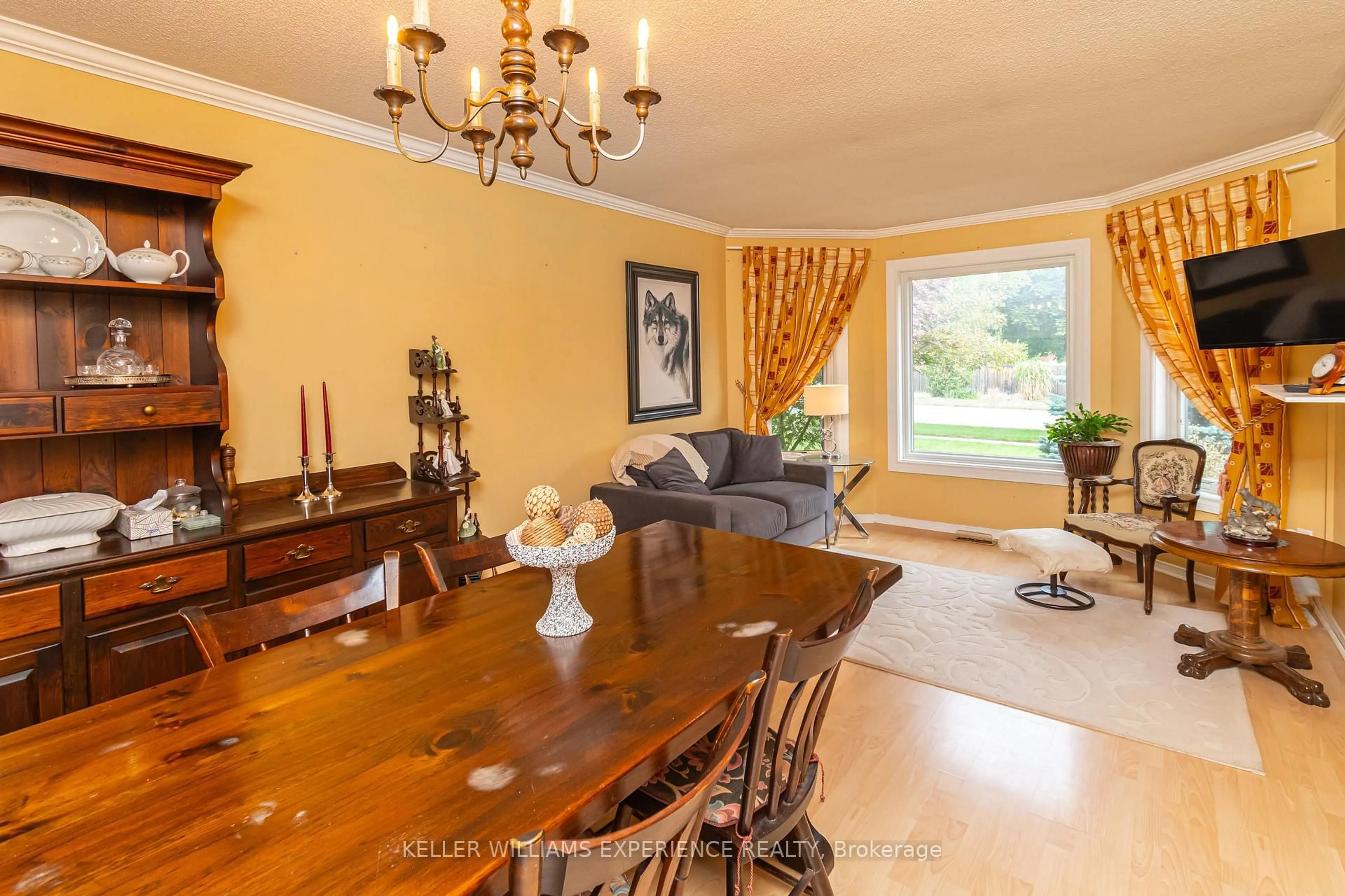 Dining room, wood/laminate floor for 1053 Westmount Ave, Innisfil Ontario L9S 1W7