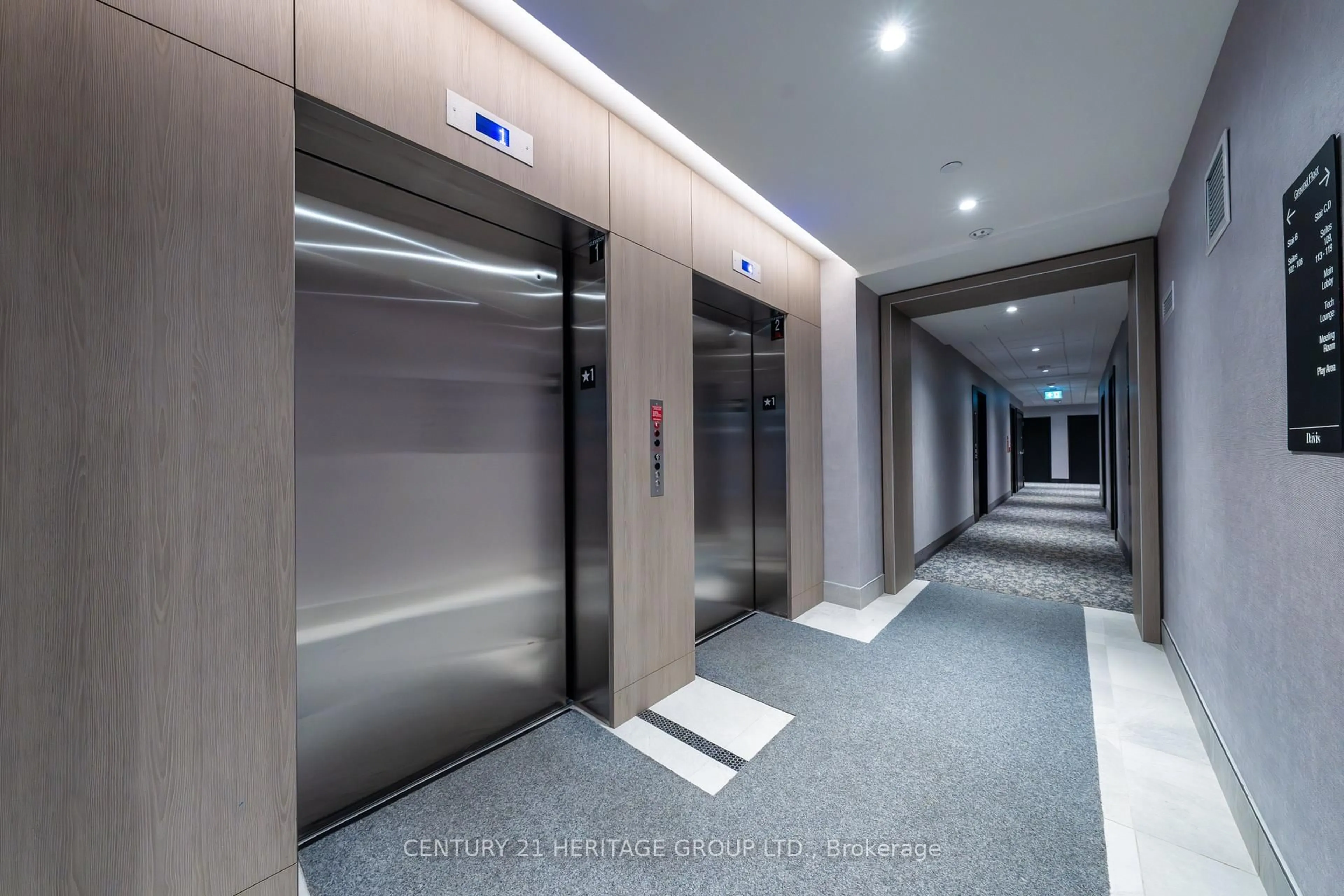 Indoor foyer for 185 Deerfield Rd #116, Newmarket Ontario L3Y 0G7