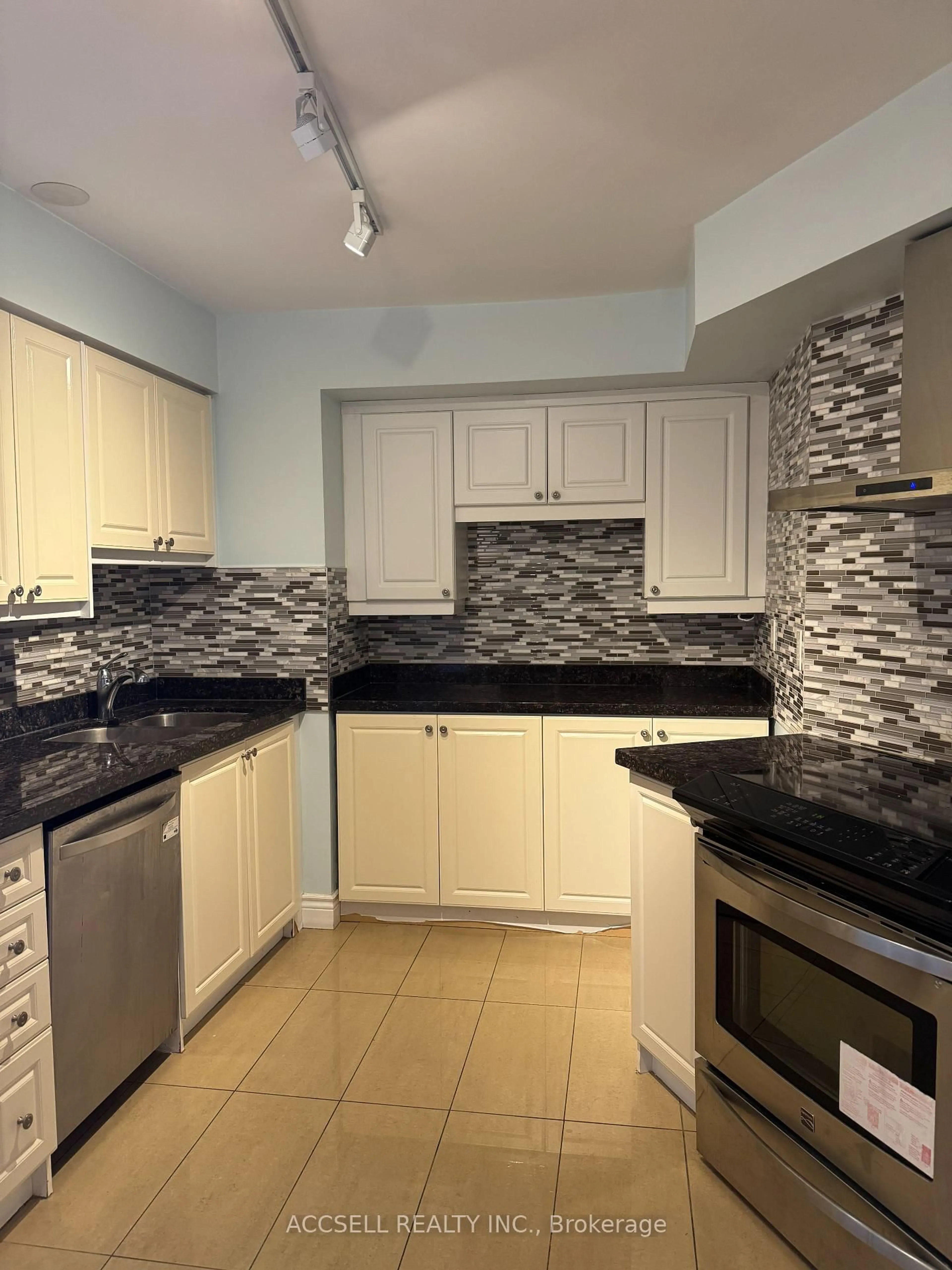 Standard kitchen, ceramic/tile floor for 7250 Yonge St #1108, Vaughan Ontario L4J 7X1