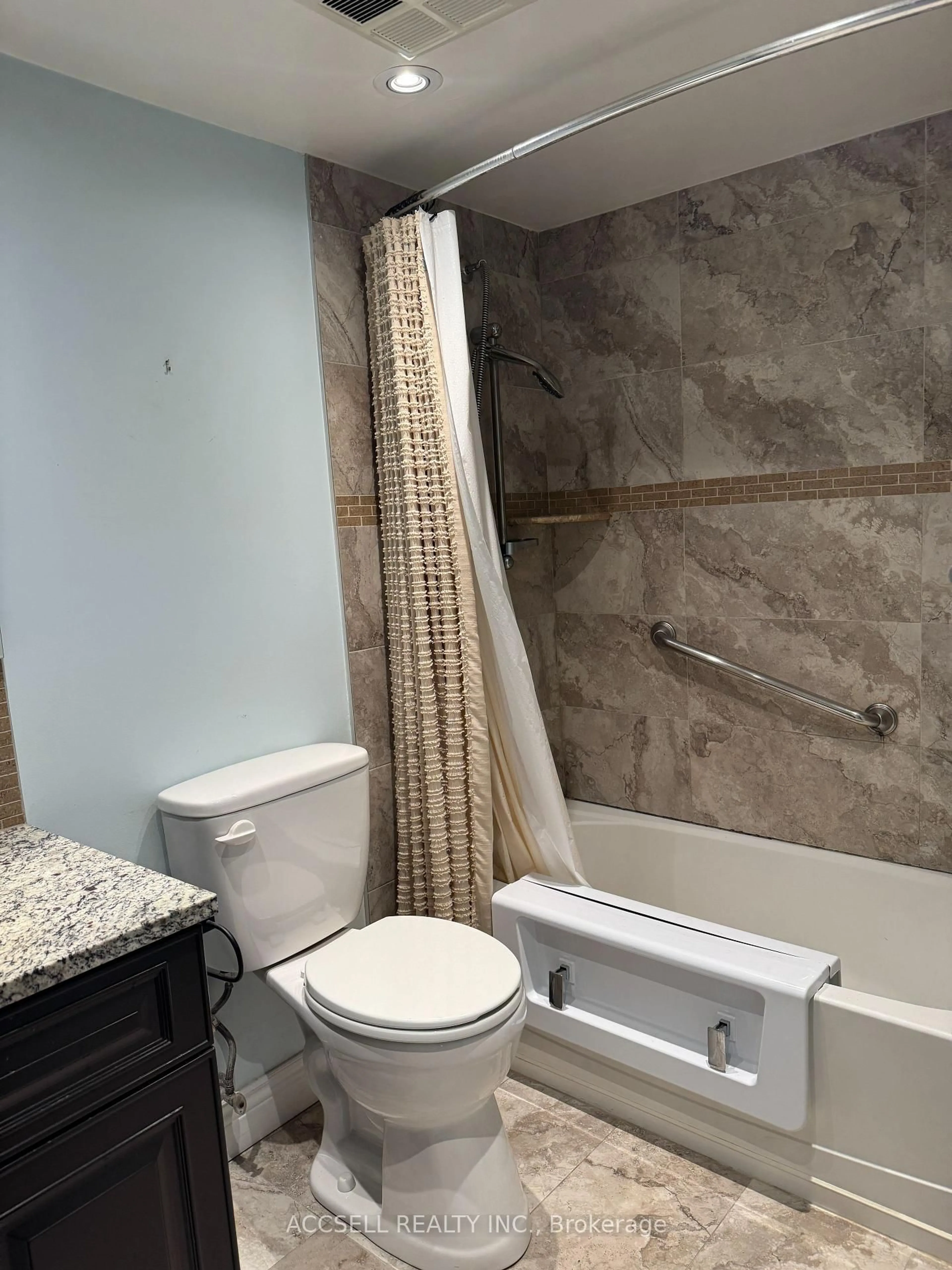Standard bathroom, ceramic/tile floor for 7250 Yonge St #1108, Vaughan Ontario L4J 7X1