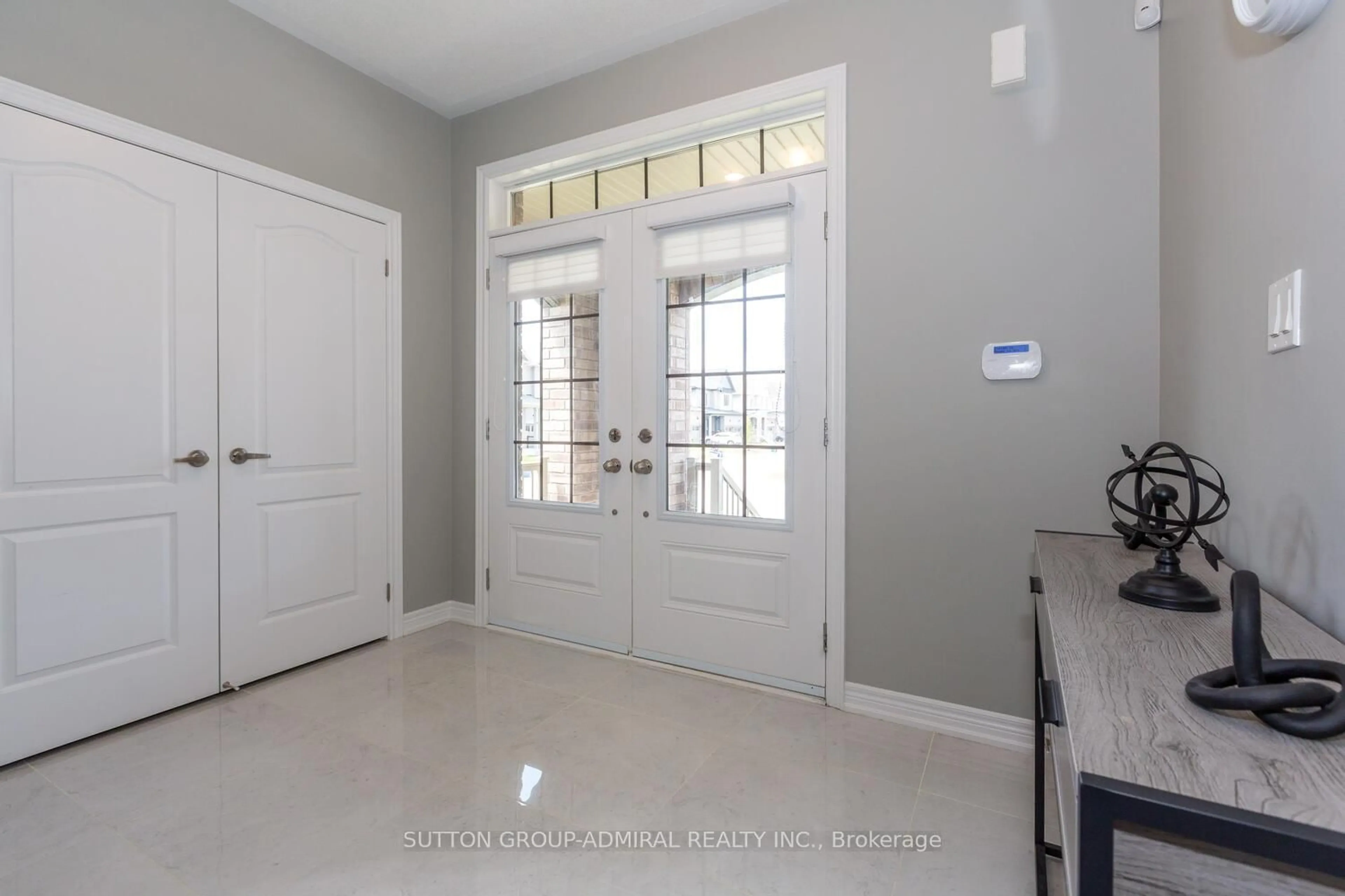 Indoor entryway for 53 Pietrowski Dr, Georgina Ontario L4P 0J8