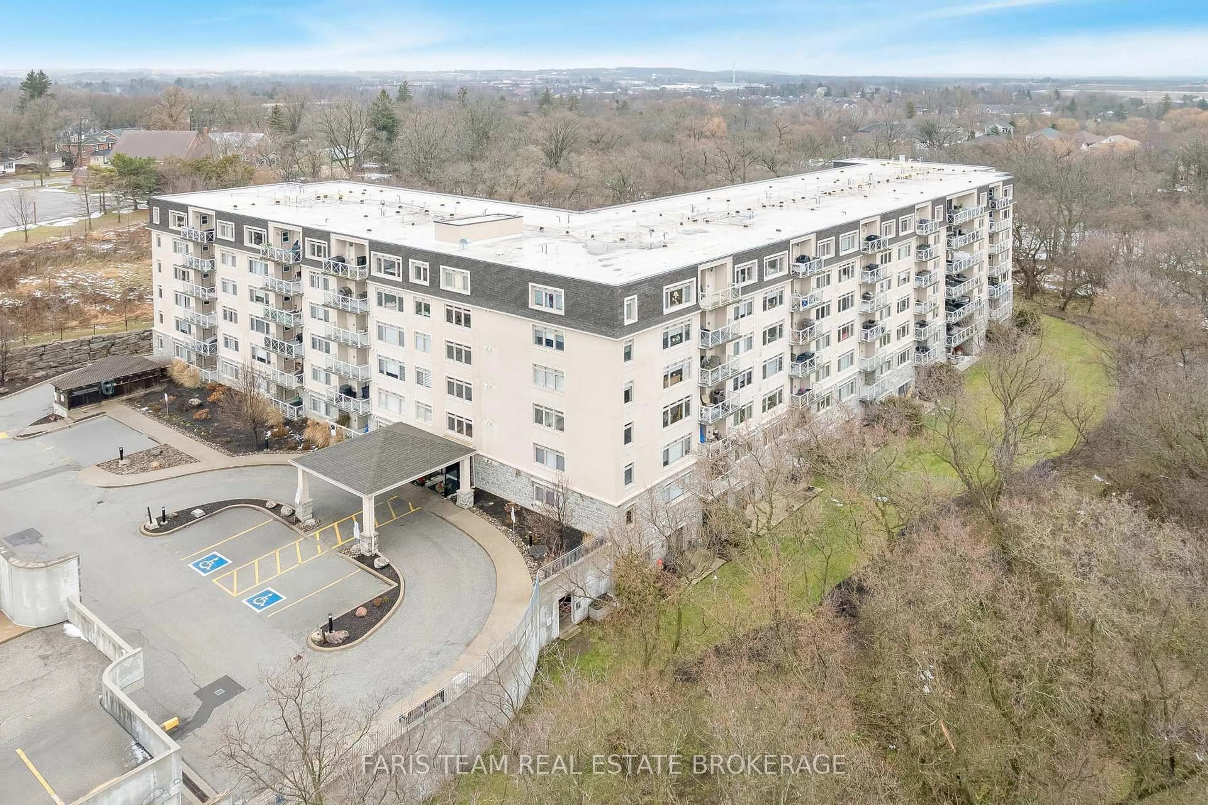 A pic from outside/outdoor area/front of a property/back of a property/a pic from drone, unknown for 149 Church St #418, King Ontario L0G 1T0