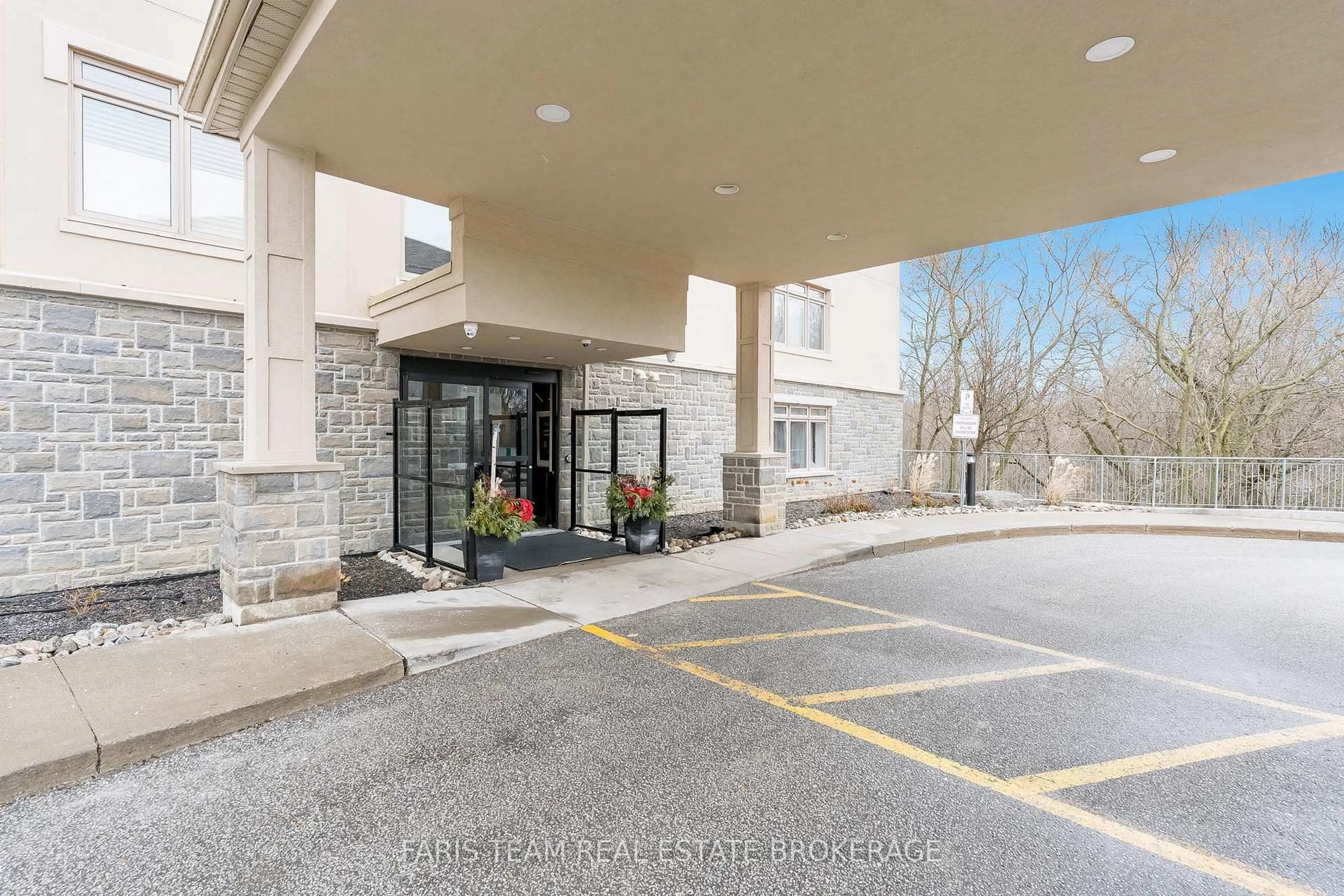 Indoor foyer for 149 Church St #418, King Ontario L0G 1T0