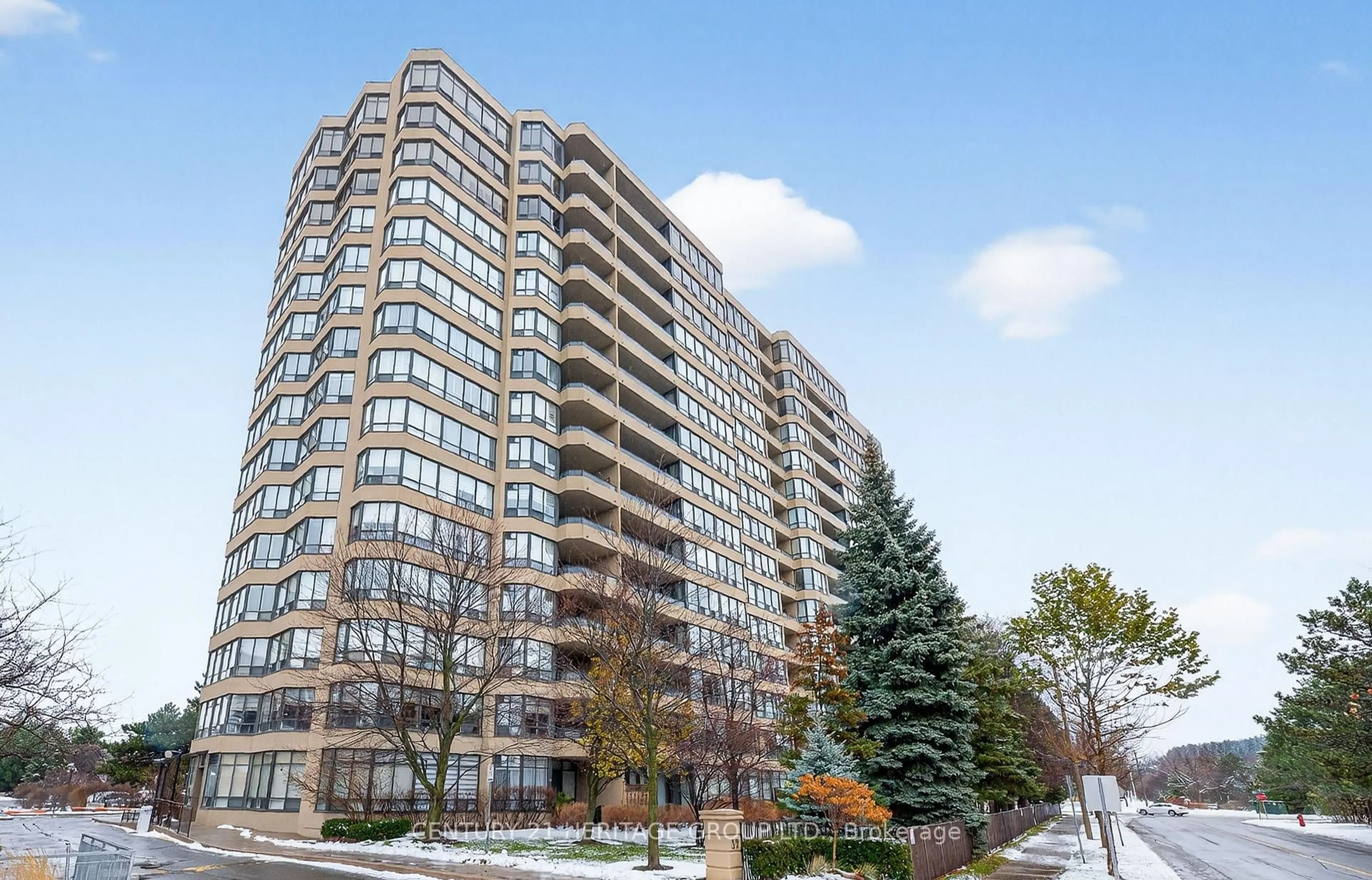 Patio, building for 32 Clarissa Dr #319, Richmond Hill Ontario L4C 9R7
