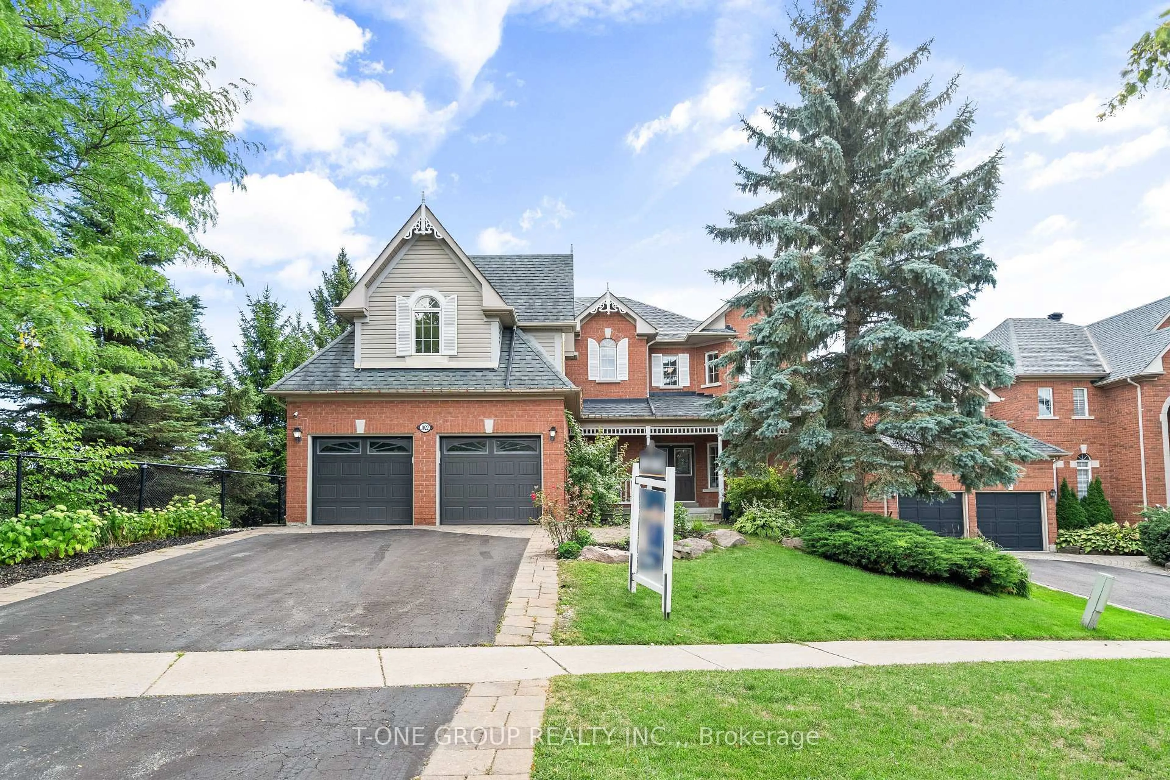 Home with brick exterior material, street for 1022 Ivsbridge Blvd, Newmarket Ontario L3X 2A2