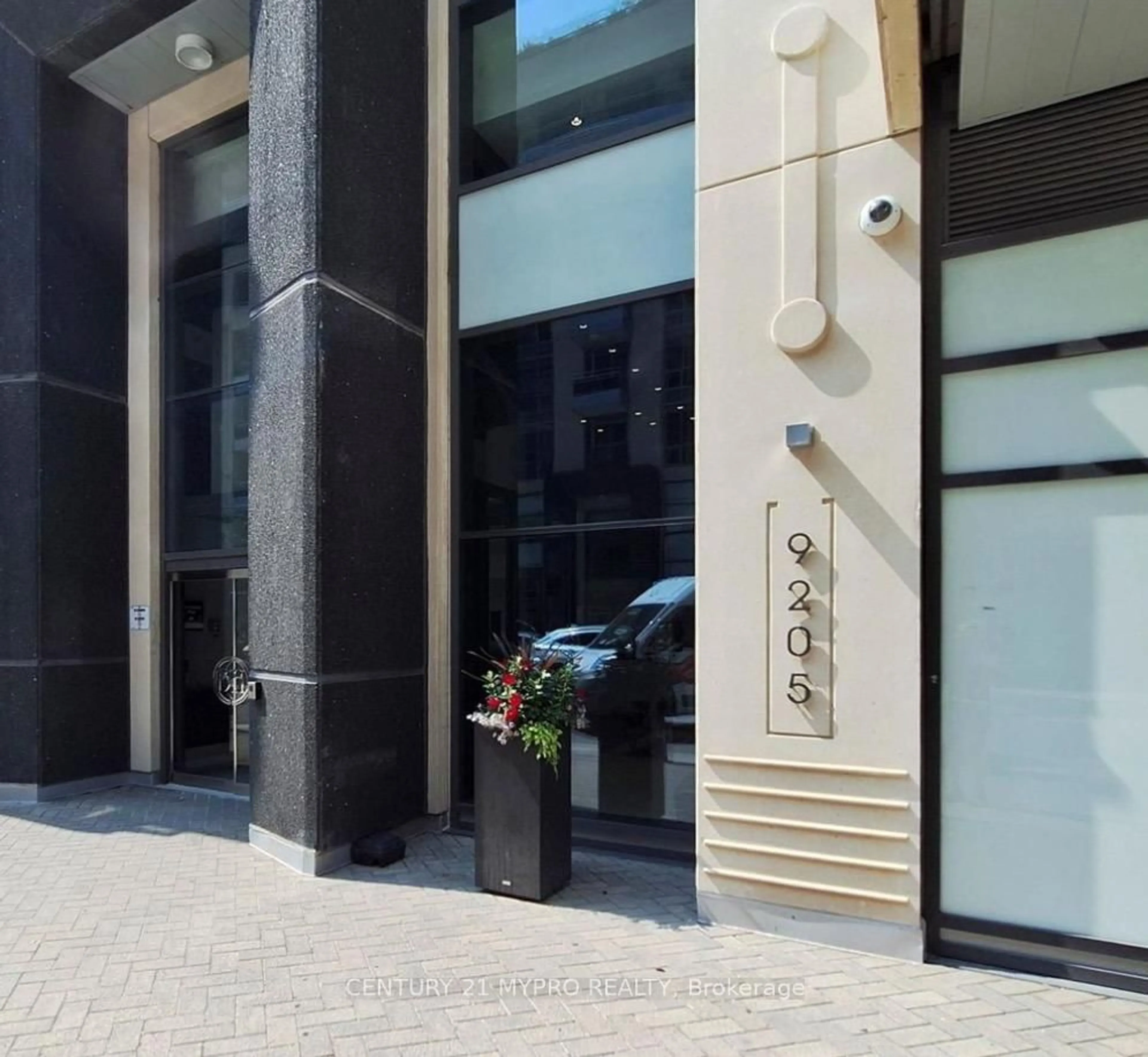 Indoor foyer for 9205 Yonge St #704, Richmond Hill Ontario L4C 1V5