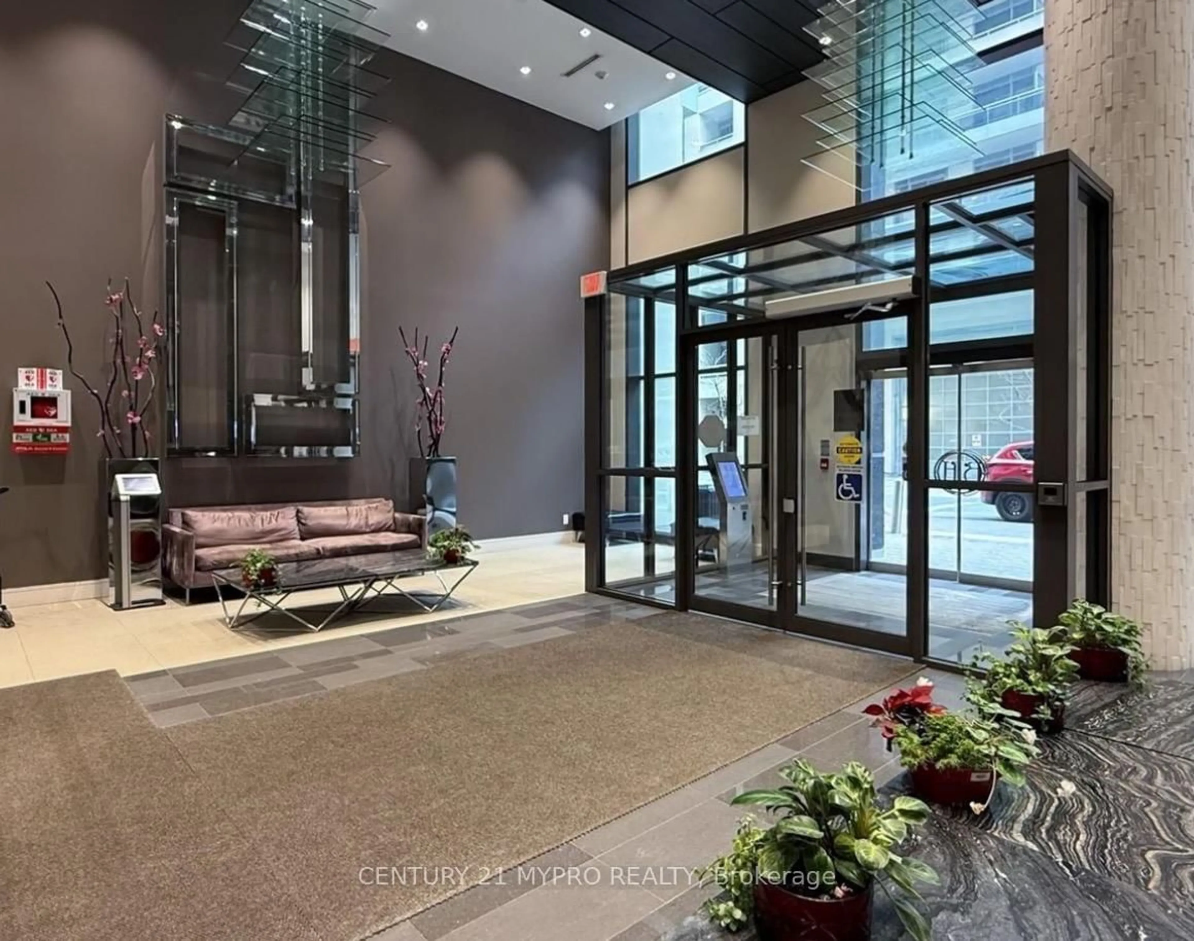 Indoor foyer for 9205 Yonge St #704, Richmond Hill Ontario L4C 1V5