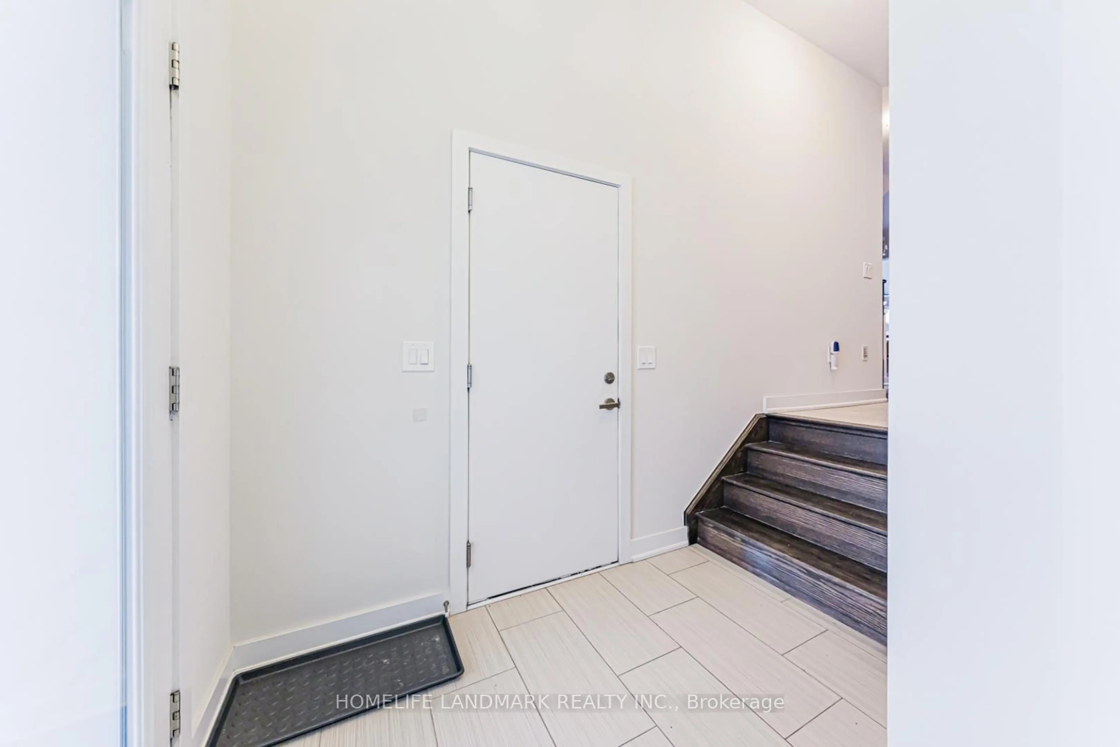 Indoor entryway for 62 Helliwell Cres, Richmond Hill Ontario L4E 1C7