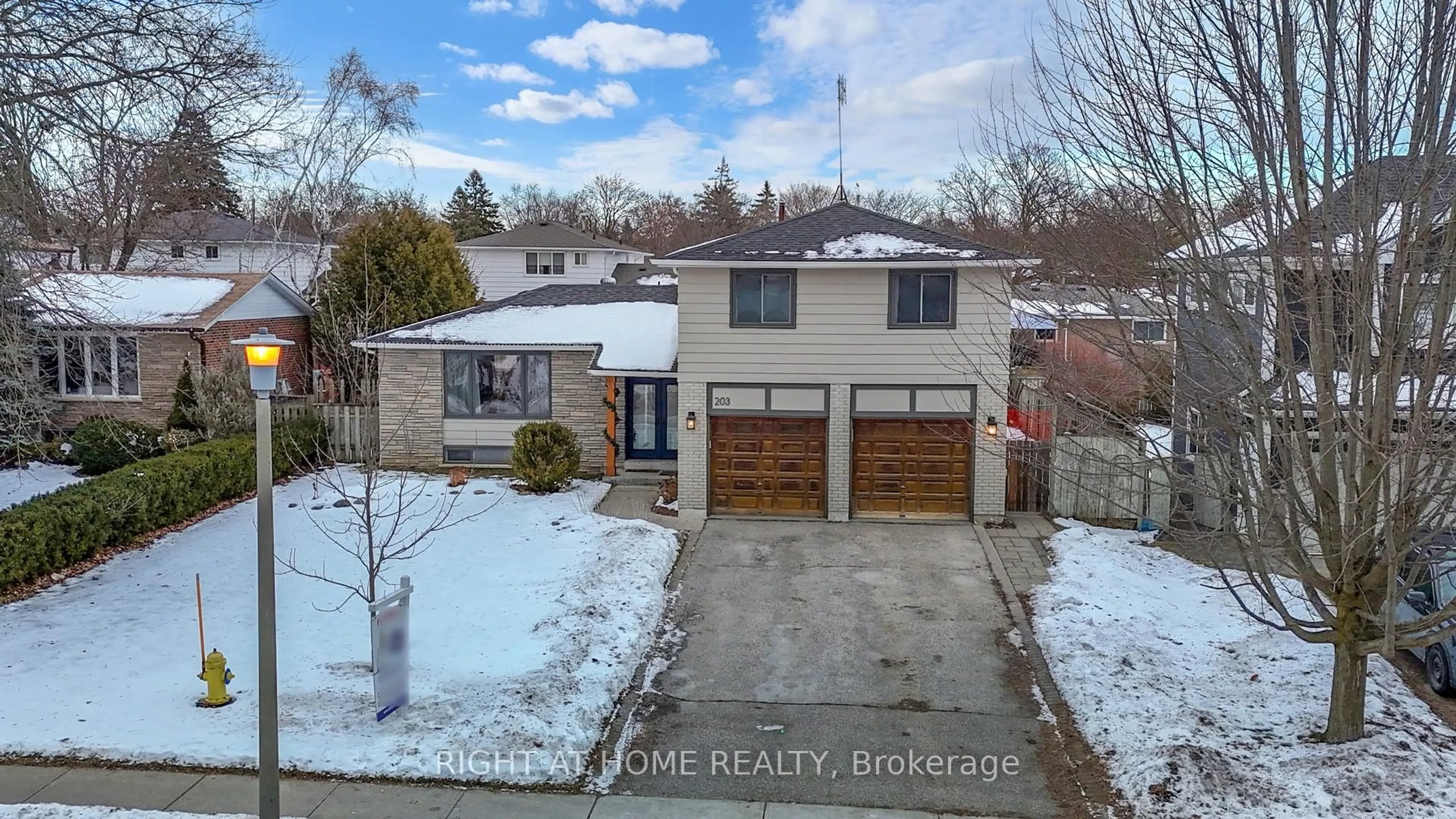 A pic from outside/outdoor area/front of a property/back of a property/a pic from drone, street for 203 Manitoba St, Whitchurch-Stouffville Ontario L4A 4Y4