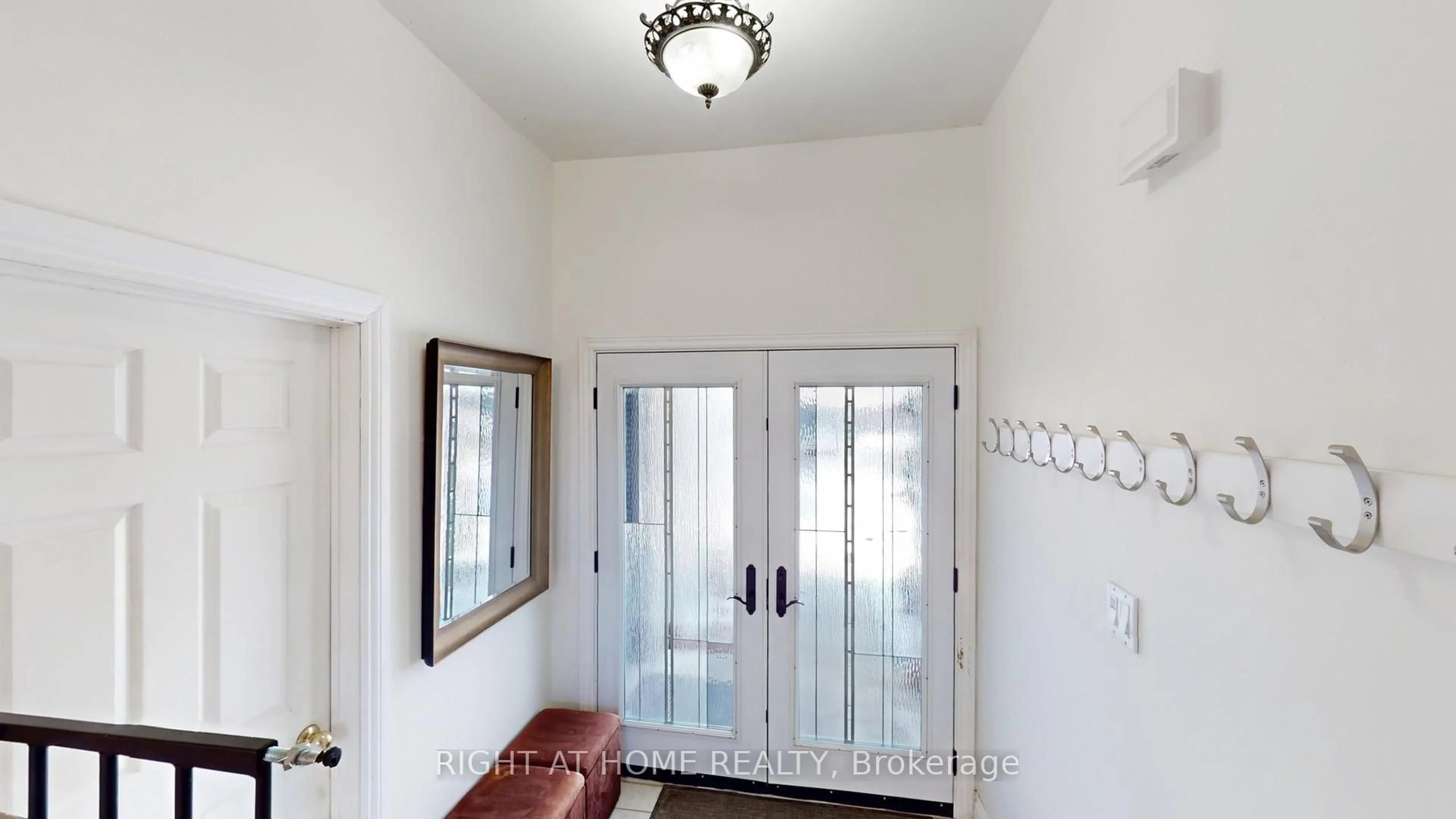 Indoor entryway for 203 Manitoba St, Whitchurch-Stouffville Ontario L4A 4Y4