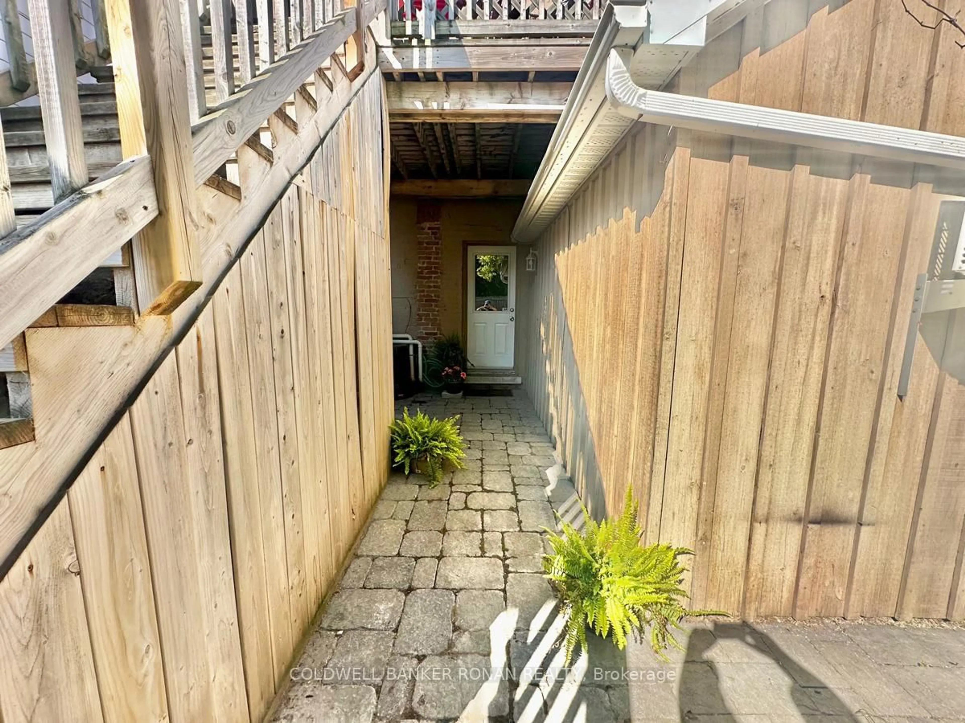 Patio, street for 284 Main St, King Ontario L0G 1T0