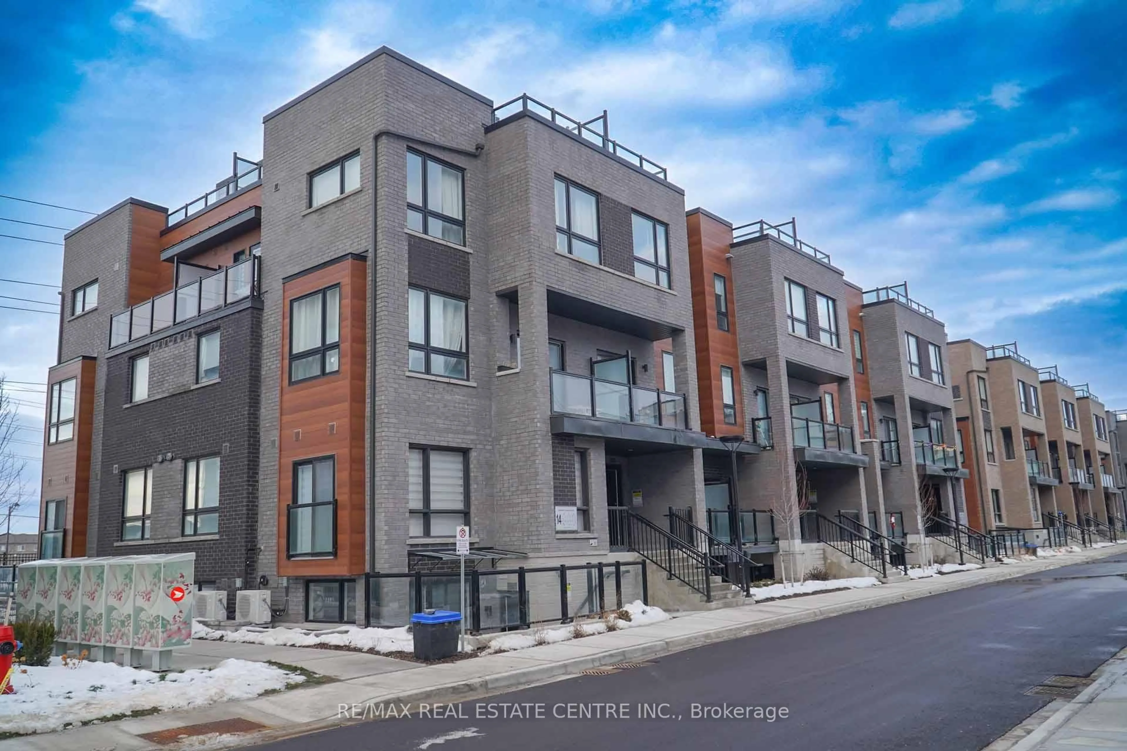 Unknown for 14 Lytham Green Circ #24, Newmarket Ontario L3Y 0H3