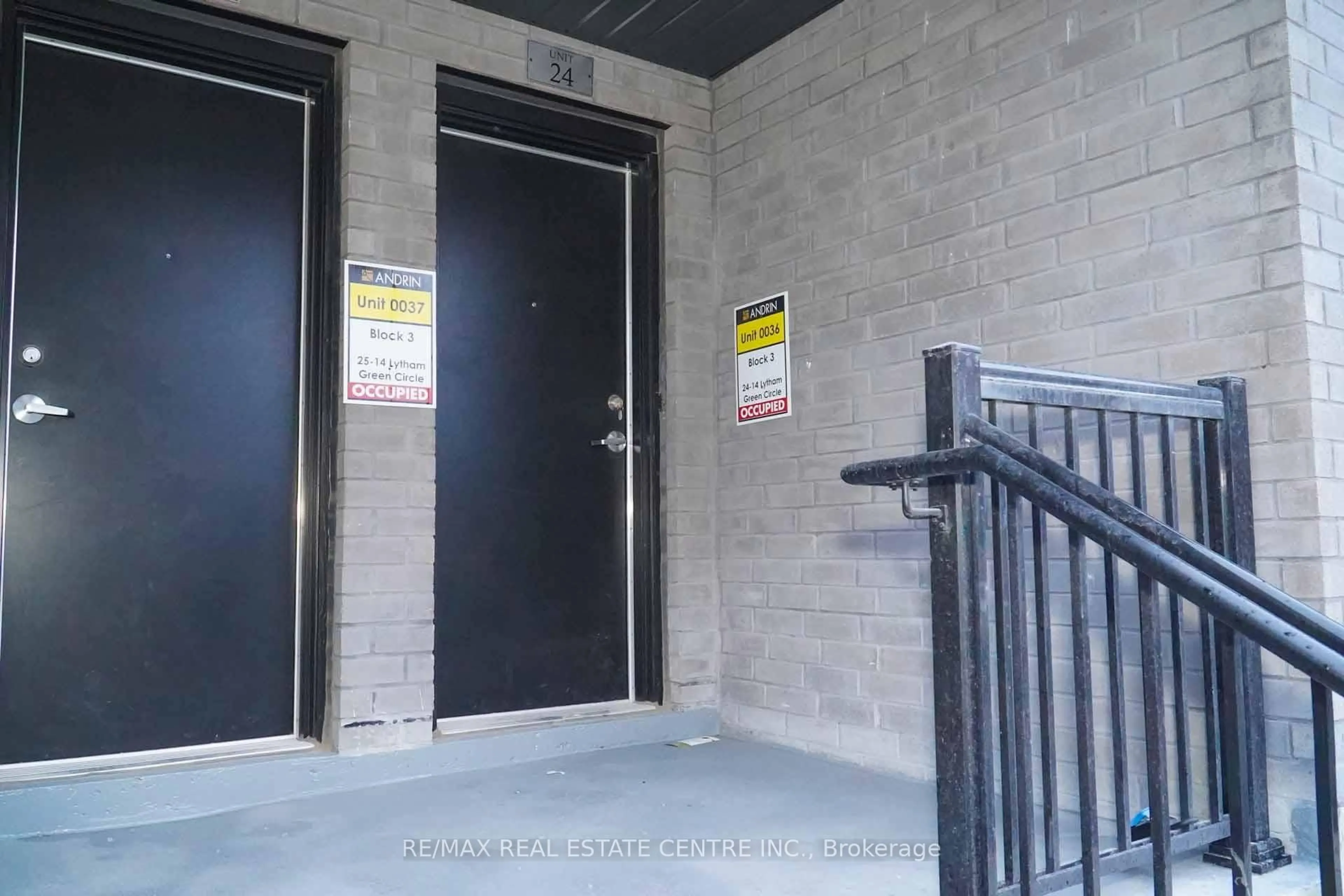 Indoor foyer for 14 Lytham Green Circ #24, Newmarket Ontario L3Y 0H3