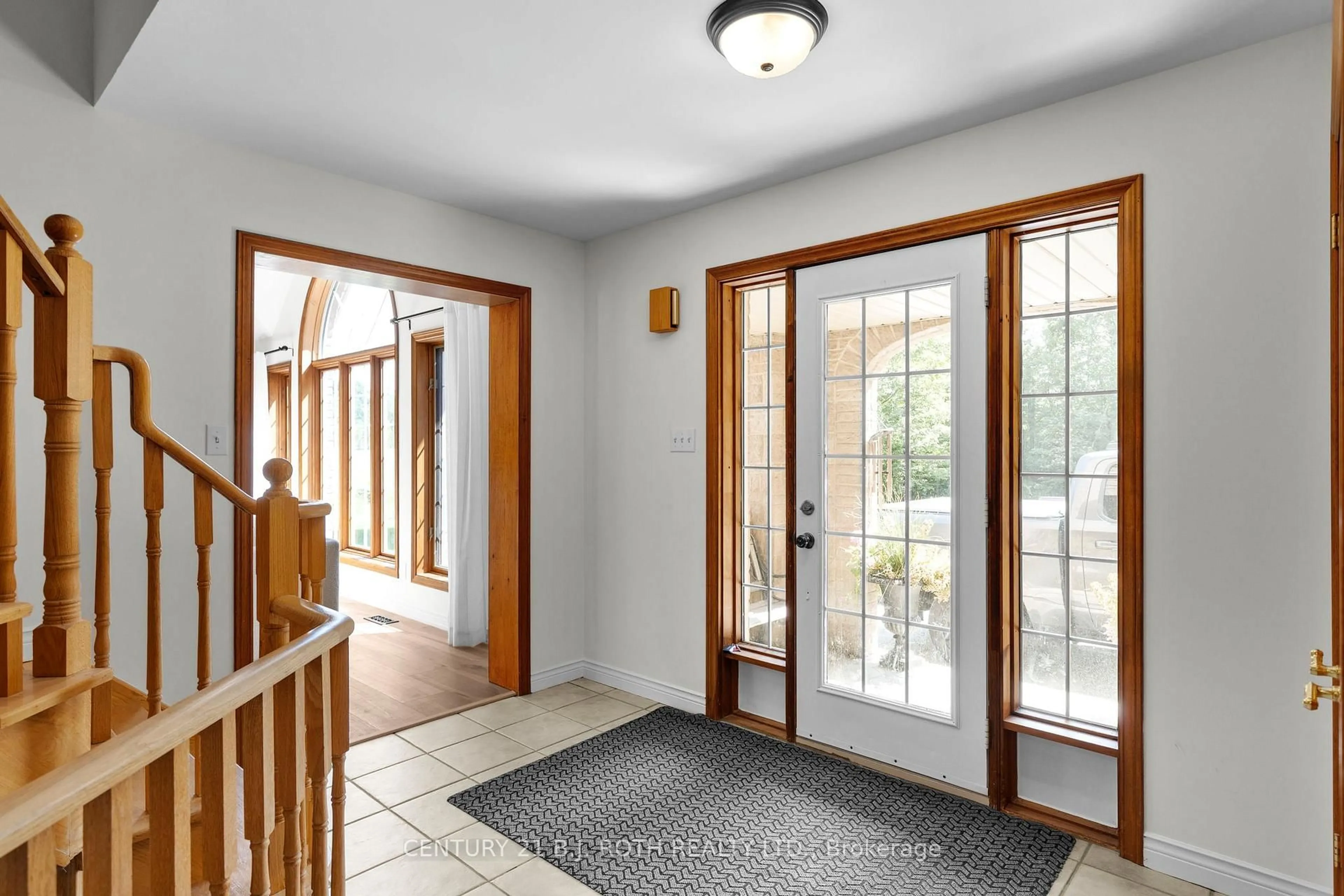 Indoor entryway for 256 DENNEY Dr, Essa Ontario L0M 1B1