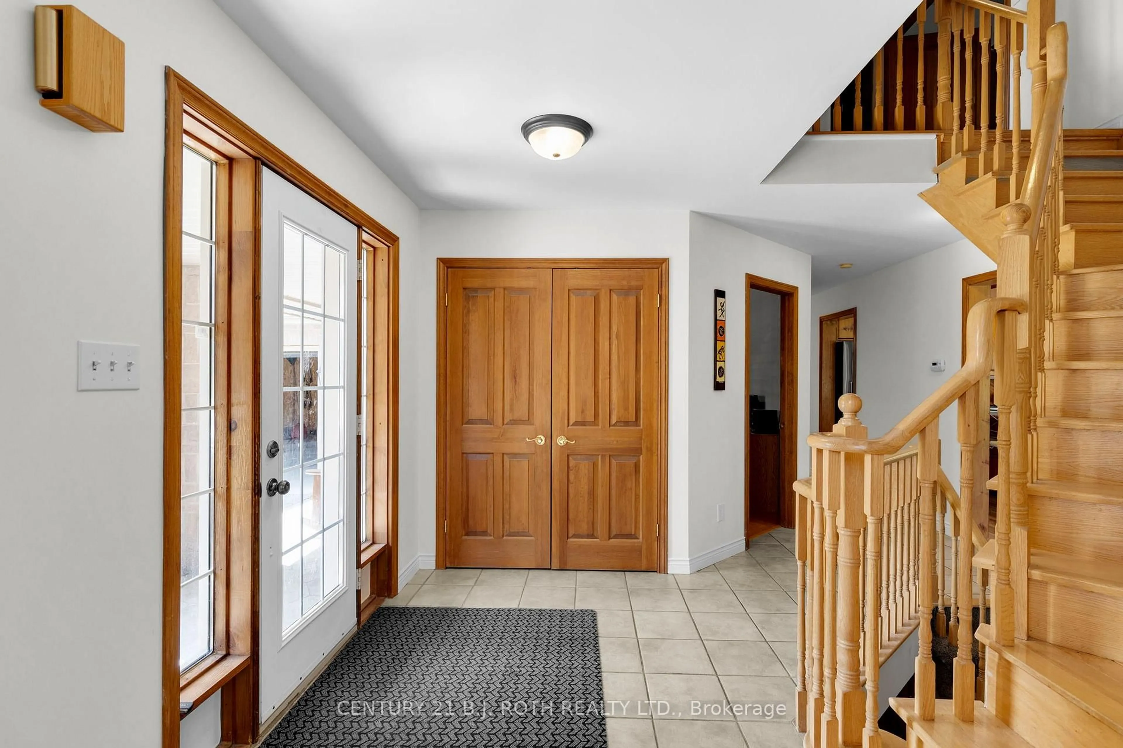 Indoor entryway for 256 DENNEY Dr, Essa Ontario L0M 1B1